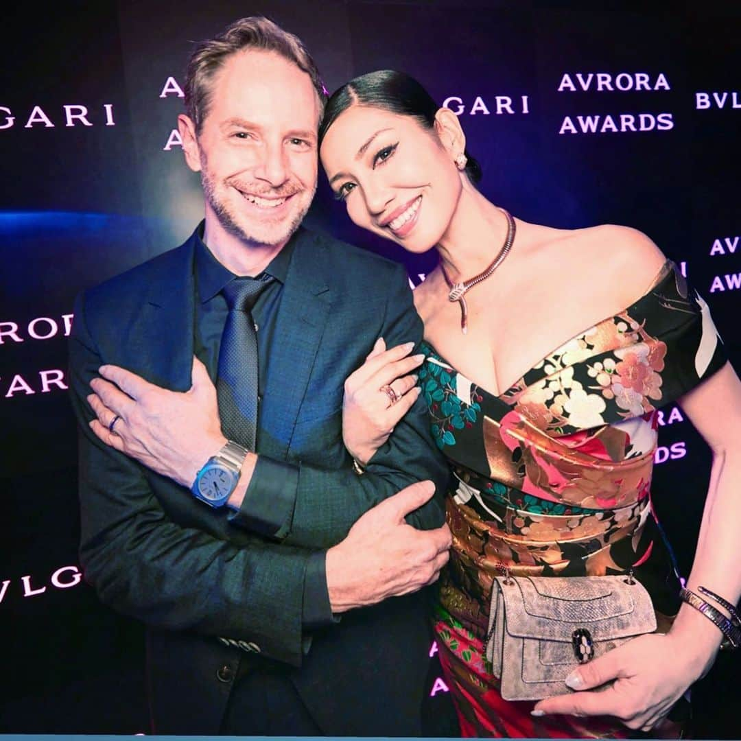 アンミカさんのインスタグラム写真 - (アンミカInstagram)「昨夜、舞浜アンフィシアターで開催された【BVLGARI AVRORA AWARDS 】 @kimono_yorozu にて設えた打掛ドレスを纏い、@bulgariofficial  のセルペンティを身に付け参加💎 尊敬する素晴らしい方々との再会や出会い、受賞された方々のスピーチに心打たれ、日本では初規模に当たる豪華な演出に感動した夜。。 。 #女性の活躍支援と推進のための素晴らしいアワードセレモニー #BVLGARIのミニバックは斜めがけもできる小ささだけどマチがあって小物収納がしっかりできる！ @bulgariofficial  #BVLGARI #INSPIRINGWOMEN #AVRORAAWARDS @kimono_yorozu」12月11日 11時46分 - ahnmikaofficial