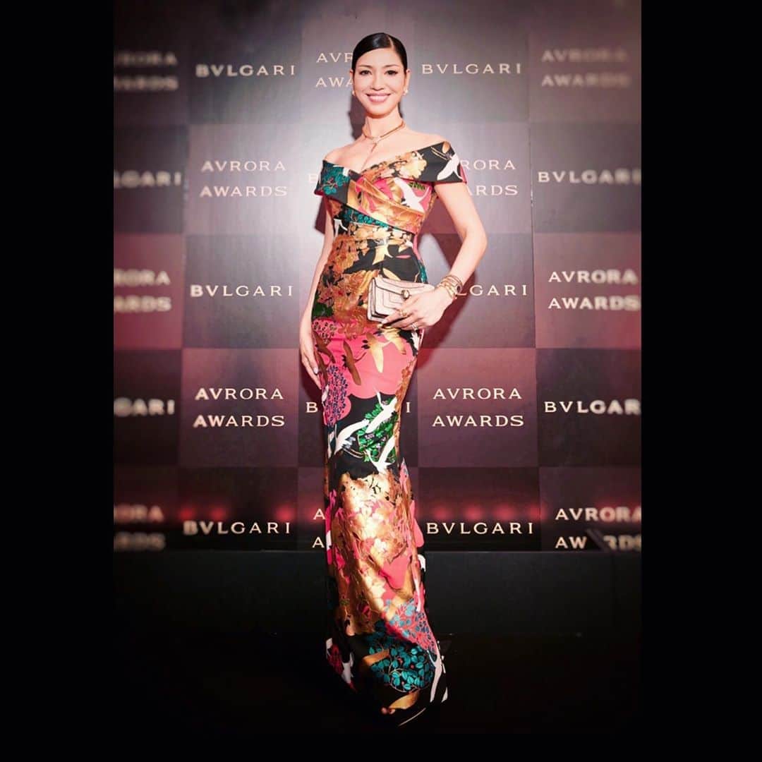 のインスタグラム：「昨夜、舞浜アンフィシアターで開催された【BVLGARI AVRORA AWARDS 】 @kimono_yorozu にて設えた打掛ドレスを纏い、@bulgariofficial  のセルペンティを身に付け参加💎 尊敬する素晴らしい方々との再会や出会い、受賞された方々のスピーチに心打たれ、日本では初規模に当たる豪華な演出に感動した夜。。 。 #女性の活躍支援と推進のための素晴らしいアワードセレモニー #BVLGARIのミニバックは斜めがけもできる小ささだけどマチがあって小物収納がしっかりできる！ @bulgariofficial  #BVLGARI #INSPIRINGWOMEN #AVRORAAWARDS @kimono_yorozu」