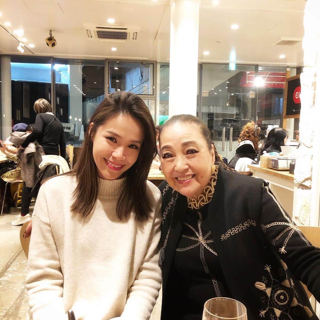 坂倉アコのインスタグラム：「Meeting with the legend Radio DJ, Interviewer, Music Critic, ﻿ Reiko Yukawa💞﻿ ﻿ ご縁あって、憧れの湯川れい子先生にお会いすることが出来ました😊❤️✨ ﻿ ﻿ エルヴィス・プレスリー、ビートルズをはじめとするアーティストと親交を持ち、海外の音楽を日本に紹介し、作詞家、音楽評論家、ラジオDJなど幅広い活躍で音楽業界での女性のキャリアを切り開いてきた第一人者の湯川れい子先生。﻿ ﻿ 50年以上のキャリアをお持ちの先生とお話しさせて頂き、アドバイスも頂きました。﻿ ﻿ 絶対、誰にも負けないって言えるところを持つこと、その部分においての努力を惜しまないこと、﻿ ﻿ インタビューをする上で大切にしていることのお話など、たくさんお勉強させて頂きました。﻿ ﻿ 始終、笑顔で穏かなれい子先生。﻿ ひとたびお仕事の話になるとキリッと目ヂカラと言いますか、目の奥の光が強く凛々しい表情をされていたのがとても印象的でした。﻿ ﻿ 本物は醸し出すオーラが違う。﻿ ﻿ 今もお忙しく現役でお仕事される、れい子先生。﻿ ﻿ 先日のU2のライブもとっても良かったわよ〜と、83歳になられた今も好きなアーティストのライブには必ず足を運ぶと仰っていました。﻿ ﻿ 先日37歳になりましたが、﻿ 先生にお会いして歳を重ねていくことを更に楽しみに思い、それと同時に﻿ 大好きなことを一生現役で続けていく先生の姿勢にたくさんパワーを頂きました✨﻿ ﻿ れい子先生、ありがとうございました。﻿ ﻿ #湯川れい子先生 #湯川れい子 #reikoyukawa #legend #myidol #❤️ #gratitude #感謝 #charismatic #カリスマ #inspiration #inspired #respect」