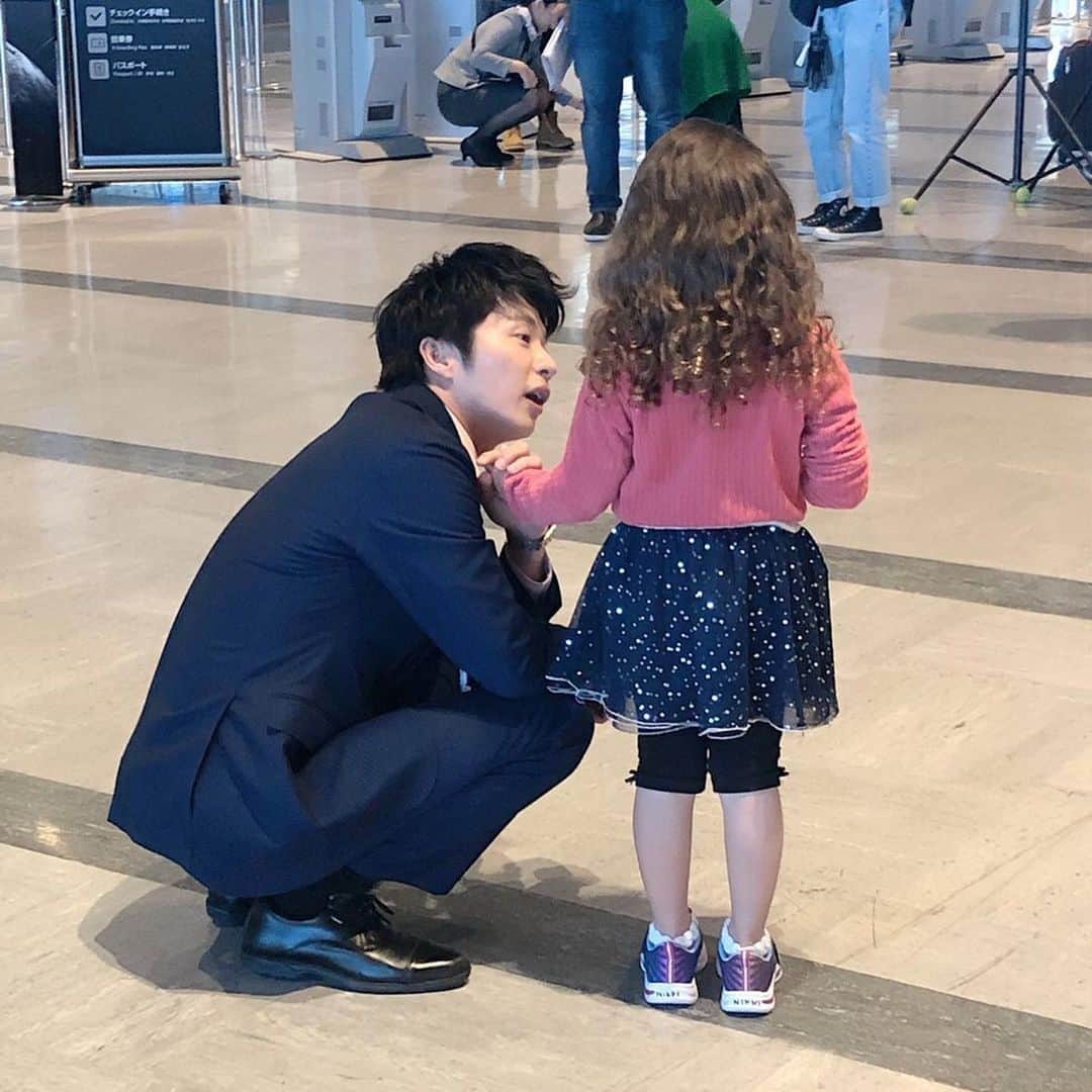 おっさんずラブ 武蔵の部屋のインスタグラム：「愛とはなんだろうか。 最近よく考えます。 #完全に諦めるタイミングを逃したキャプテンといえば #そうワタクシ👍 #黒澤武蔵です👍 #ディスパーッチ👍 #ただね #苦しくて辛くて胸が張り裂けそうというよりは #どこか清々しい気分でもあります #なんだろね #君が幸せならば #それが一番大事ぃ〜♫」