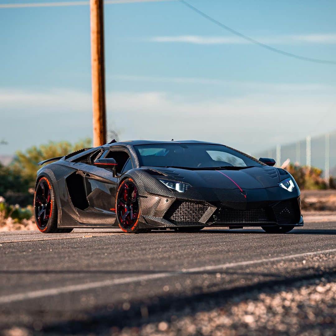 CarsWithoutLimitsさんのインスタグラム写真 - (CarsWithoutLimitsInstagram)「1/3 Carbonado Aventador built by @creativebespoke & it’s also for sale 😎 Check out their page for more info #carswithoutlimits #creativebespoke #aventador #cbclub #carbonado」12月11日 11時52分 - carswithoutlimits