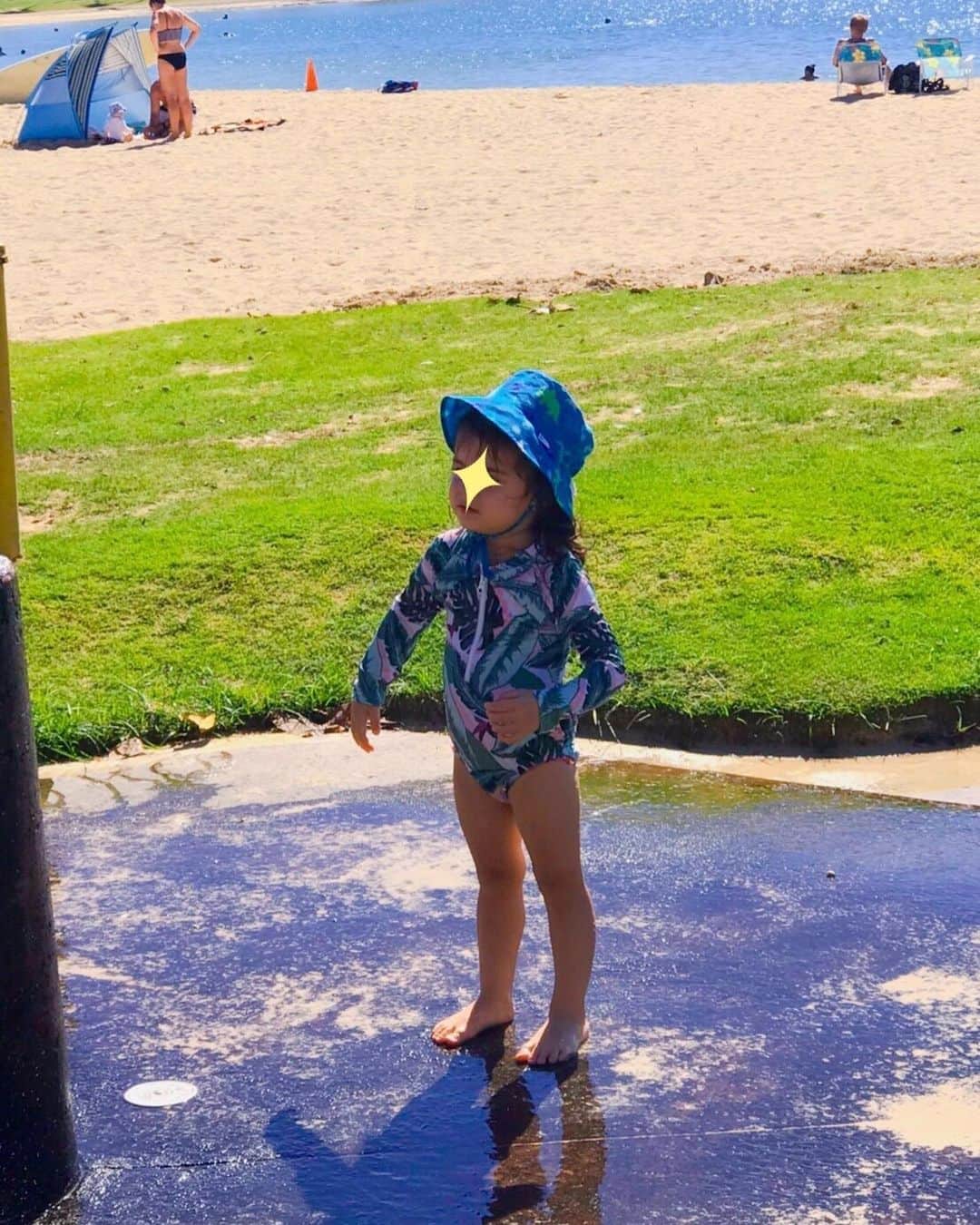 キャシー中島さんのインスタグラム写真 - (キャシー中島Instagram)「*﻿ こんなにいいお天気の日は﻿ 部屋でジーっとはしてられない😜﻿ ﻿ ということで#アラモアナビーチパーク に来ました。﻿ ハルコはジィジと砂遊びです。﻿ 海にはちょっとだけ浸かりました。﻿ あまりきれいな海じゃなかったので泳ぐのをやめました。﻿ ﻿ ﻿ 赤いものがたくさん浮いているので何だろうと思ってよく見たら、薔薇の花びらでした🌹﻿ ﻿ 近くで3組ほどウエディング写真の撮影をしている人たちがいたのできっと薔薇の花びらを空にでも撒いて撮影したのでしょう！﻿ ﻿ 海にあるべきではないものが浮いていたので﻿ ゴミに見えてしまいました。﻿ 「これってどうなんだろう？」と思いながら帰ってきました😢」12月11日 11時53分 - official_kathynakajima
