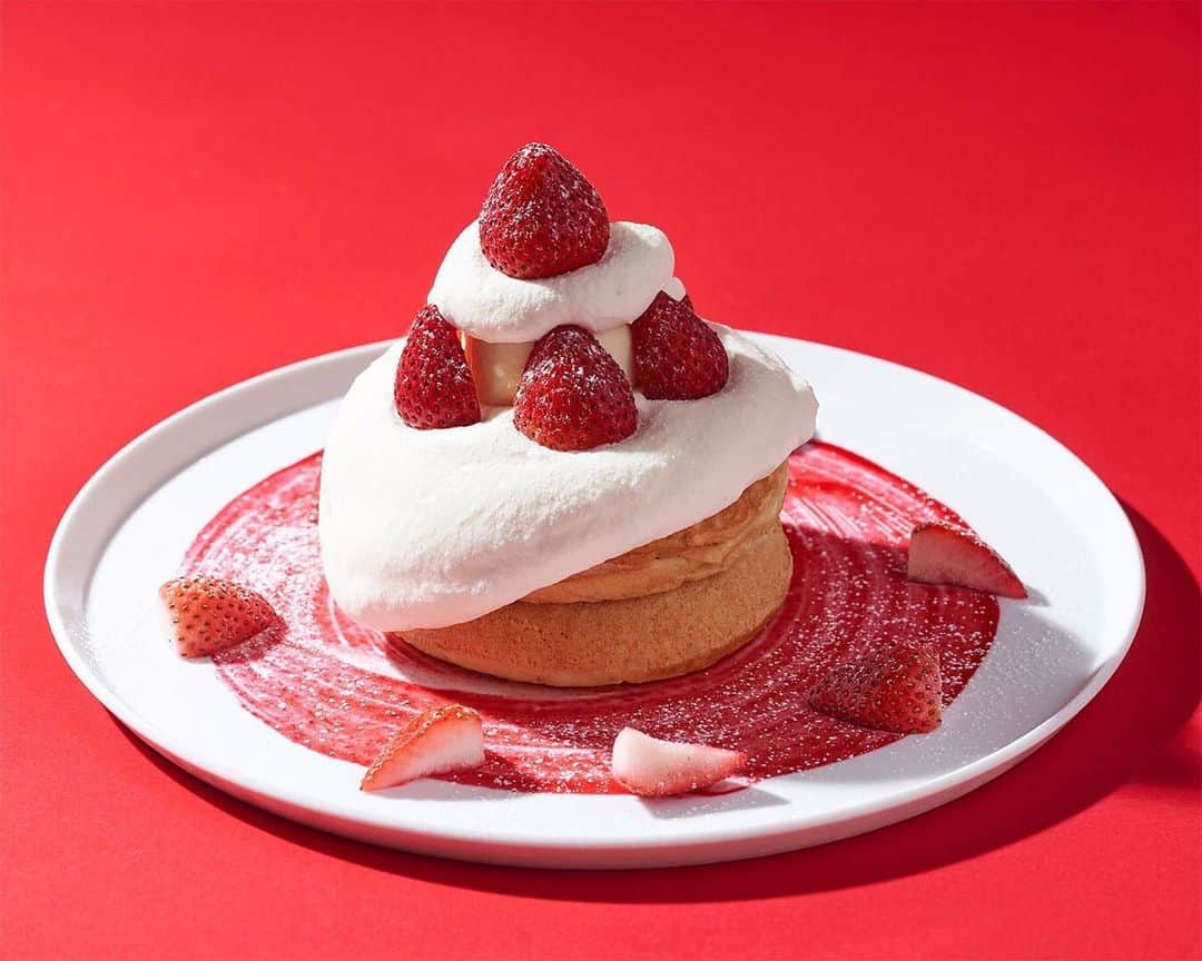 のインスタグラム：「ビブリオテークといえばパンケーキ🥞 . もちろん今年のクリスマスフェアにも登場します🎄 ふわふわエアリーなチーズクリームが雪のような“生”バターパンケーキ🥞☃️ . 苺のトッピングもかわいくて美味しい、今だけの組み合わせをお楽しみください🍓🎅🏻 . . ～STORY～ 小さいころに家族で食べた思い出のクリスマスケーキを今年は独り占め！まるでホールケーキのようなパンケーキに心が躍りだします✨ . ●エアリークリームチーズの生バターパンケーキ / ¥1,700（+tax） ふわっふわのエアリークリームチーズと練乳“生”バターを組み合わせたクリスマス限定パンケーキ🥞苺の酸味と練乳“生”バターの相性が抜群の一品です🍽 . . B1F / cafe ＆ books bibliotheque @bibliotheque_osaka . . . #bibliotheque #ビブリオテーク #パンケーキ #パンケーキ巡り #パンケーキ部 #パンケーキ🥞 #クリスマススイーツ #パンケーキ大好き #クリスマスメニュー #クリスマス #いちご🍓 #イチゴ #🍓 #いちごパンケーキ #バタークリーム #lunch #ランチ #梅田ランチ #カフェ #カフェ部 #おしゃれカフェ #スイーツ #cafe #instafood #梅田 #大阪 #イーマ #umeda #osaka #japan」