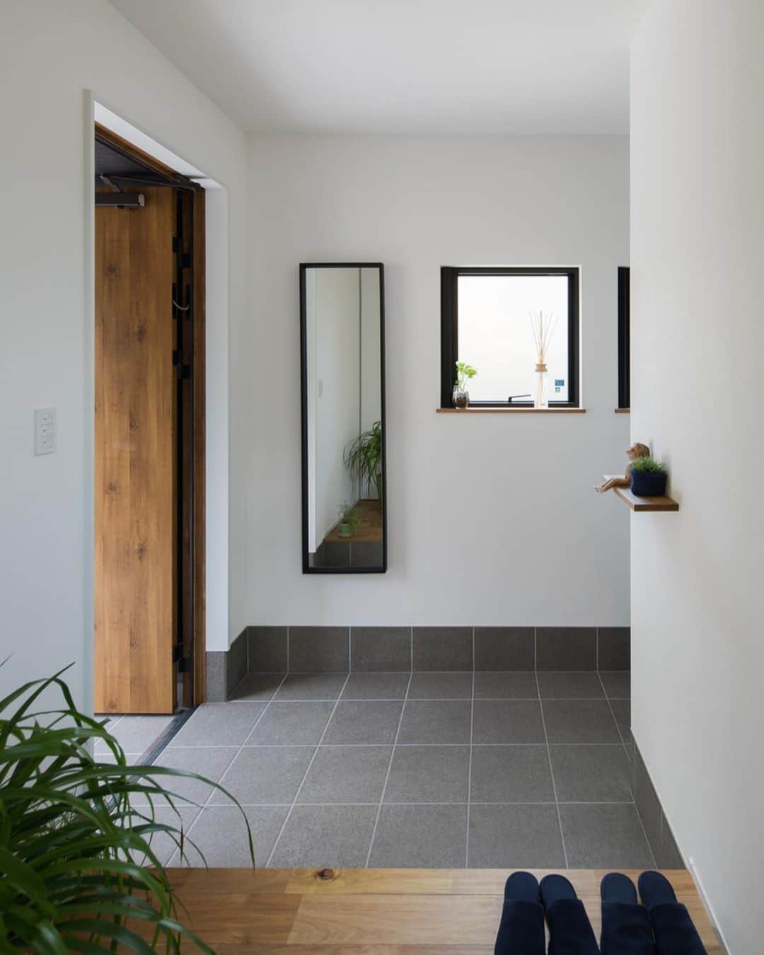ルポハウス一級建築士事務所さんのインスタグラム写真 - (ルポハウス一級建築士事務所Instagram)「・ ・ ・  ホワイト×グレーのシンプルな色の空間。 ・ 目に触れにくい角度にシューズクロークを設えてスッキリな空間です。 ・ ・ ・ 𓐌𓐌𓐌𓐌𓐌𓐌𓐌𓐌𓐌𓐌𓐌𓐌𓐌𓐌𓐌𓐌𓐌𓐌  ルポハウスの施工事例はこちらまで☞ @reposhouse  𓐌𓐌𓐌𓐌𓐌𓐌𓐌𓐌𓐌𓐌𓐌𓐌𓐌𓐌𓐌𓐌𓐌𓐌 #ルポハウス は#ちょっとかっこいい家 を"友人のために" という思いでつくっています。 一生に一度の#マイホーム。 「あなたにしかできない」×「ルポハウスだからできる」で、 私たちだけの#家づくり を思いっきり楽しんでみませんか？！ ・ ・ ・ #外観 #住宅 #注文住宅 #新築一戸建て #住まい #シンプルな暮らし #デザイナーズ住宅 #外観 #一級建築士事務所 #設計事務所 #design #simple #滋賀 #大津 #草津#シューズクローク #玄関インテリア #リクシルタイル #グレイスランド #grl13 #300角タイル」12月11日 12時00分 - reposhouse