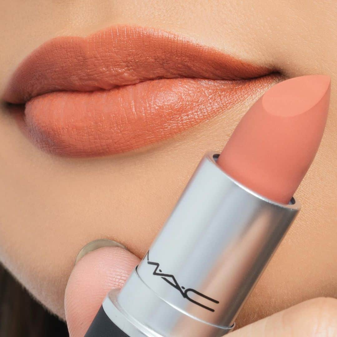 M∙A∙C Cosmetics Japanのインスタグラム：「ㅤ 2019年 M·A·Cアーティストが選ぶ マストハブ！ -リップ編- ㅤ 💄パウダー キス リップスティック マル イット オーバー ㅤ コーラルがかったオレンジベージュのリップは普段使いにぴったりのカラー✨落ち着いたブラウンをのせたいけれど、血色感を残したい方におすすめ。 ㅤ ㅤ MAKEUP AND MODEL: M·A·C ARTIST ARISA NIIBE @macpro_tokyo PHOTO: @takaki_iwata ㅤ ㅤ ㅤ ㅤ ㅤ #MACCosmeticsJapan #MACコスメ #MACCosmetics #コスメ #メイク #リップ #口紅 #オレンジリップ #ベージュリップ #マットリップ #ブラウンリップ #マットリップ #スウォッチ #コスメ紹介 #セルフメイク #冬コスメ #冬メイク #リップメイク #ポーチの中身 #お気に入りコスメ #lip #lipsticks #lipmakeup #makeup #cosmetics #makeupinspiration」