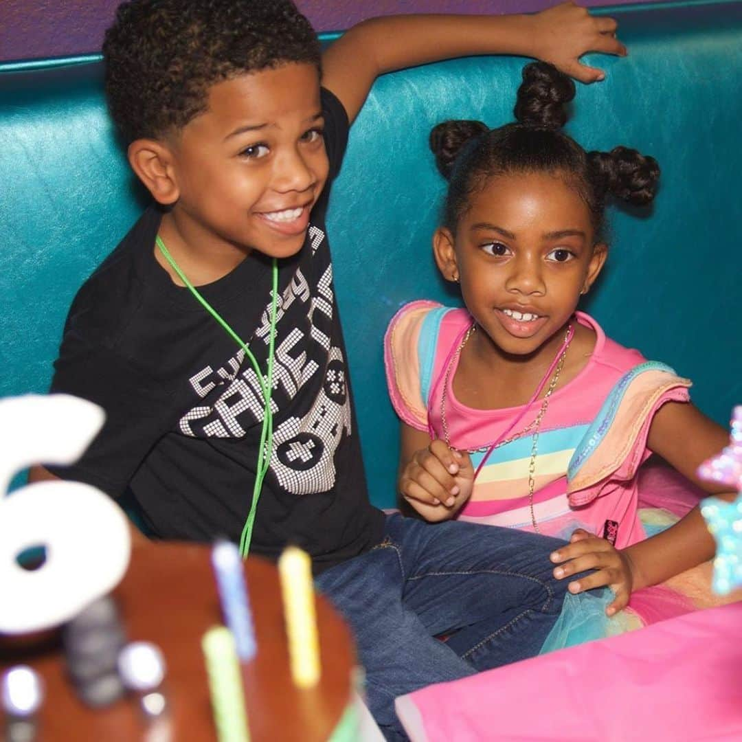 クリス・ポールさんのインスタグラム写真 - (クリス・ポールInstagram)「Happy 6th birthday to my niece and nephew Chloe and Carder! Uncle Chris loves you guys more than anything!! Now please stop growing up so damn fast 😅🤦🏾‍♂️ @apairofminipauls」12月11日 12時03分 - cp3