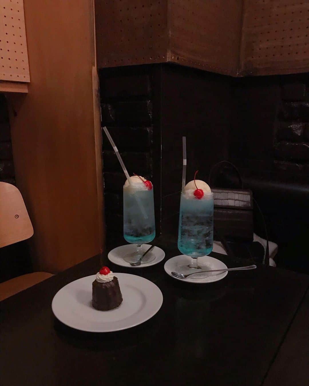 葉晟睿さんのインスタグラム写真 - (葉晟睿Instagram)「🍒⋱#kalvineats甜點 名古屋で人気の喫茶店 “#シヤチル” 菜單太多樣只能指著ｉｇ上給店員看 ( ⸝⸝⸝¯ ¯⸝⸝⸝ ) 可麗露好吃⸜‪︎❤︎︎⸝ 冰淇淋蘇打就那樣吧〜 ☺︎‬ ⠀ ．#クリームソーダ(Cream Soda) ¥550 ．#カヌレ(可麗露) ¥250 ⠀ #kalvintravel #kalvineats #kalvintravel🇯🇵 #kalvineats🇯🇵 #kalvintravel🇯🇵nagoya #名古屋カフェ #名古屋喫茶店 #千種区カフェ #nagoyacafe #名古屋カフェ巡り - SHACHILL シヤチル (@shachill_nagoya) 📍 愛知県名古屋市千種区今池１丁目５−9 🚇 名古屋地下鐵 千種站 🕰 (mon-fri) 11:30 ㏂—11:00 ㏘ ⠀⠀ (sat, sun) 9:00 ㏂—11:00 ㏘ - #sakaecafe #canelé #canele #icecreamsoda #喫茶店巡り  #名古屋カメラ部 #名古屋ドーム #名古屋めし #名古屋モーニング #名古屋インスタ交流会 #愛知カフェ #名古屋美食 #可麗露 #千種区 #名古屋咖啡廳 #kalvineats飲料」12月11日 12時03分 - kalvin.yeh