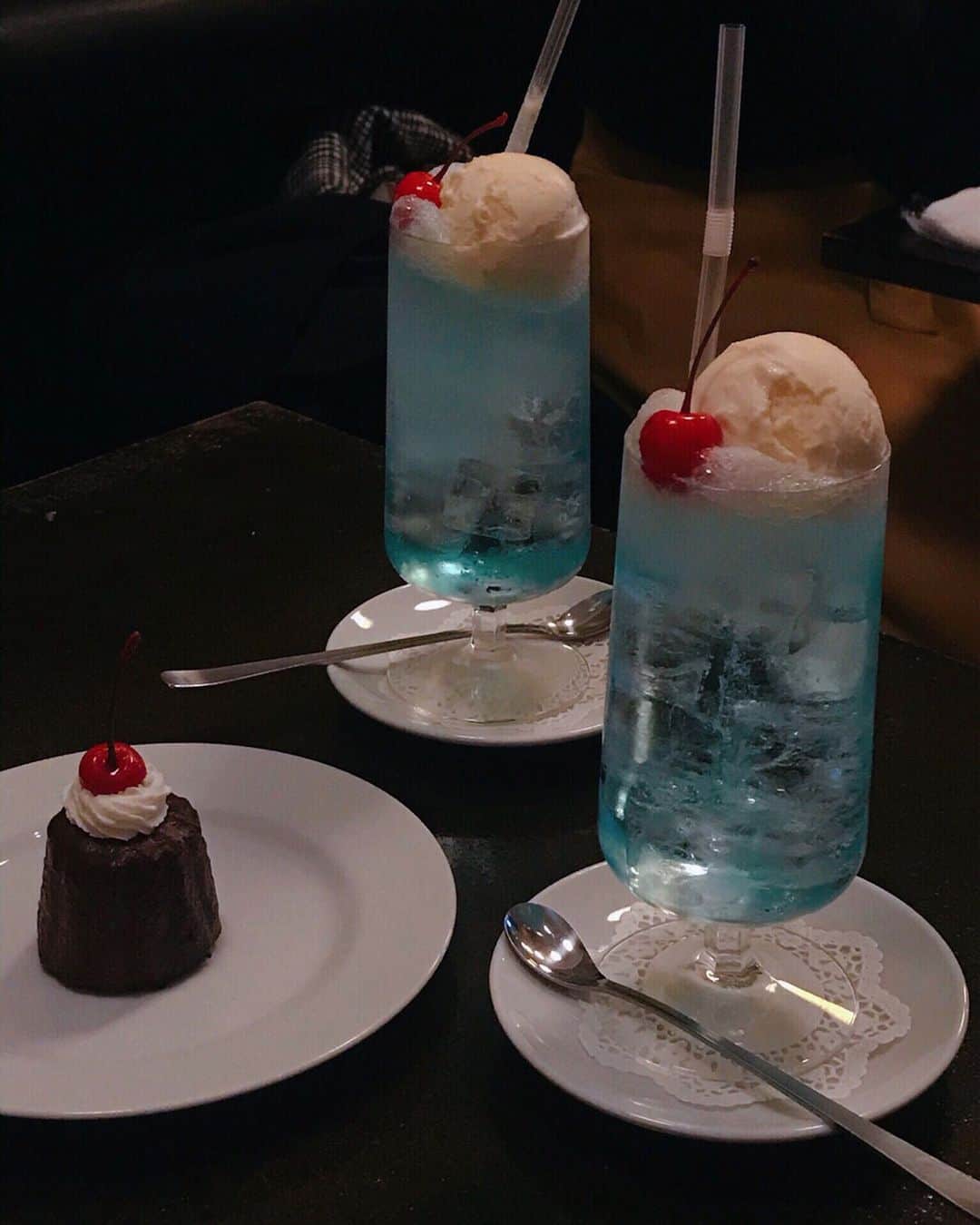 葉晟睿さんのインスタグラム写真 - (葉晟睿Instagram)「🍒⋱#kalvineats甜點 名古屋で人気の喫茶店 “#シヤチル” 菜單太多樣只能指著ｉｇ上給店員看 ( ⸝⸝⸝¯ ¯⸝⸝⸝ ) 可麗露好吃⸜‪︎❤︎︎⸝ 冰淇淋蘇打就那樣吧〜 ☺︎‬ ⠀ ．#クリームソーダ(Cream Soda) ¥550 ．#カヌレ(可麗露) ¥250 ⠀ #kalvintravel #kalvineats #kalvintravel🇯🇵 #kalvineats🇯🇵 #kalvintravel🇯🇵nagoya #名古屋カフェ #名古屋喫茶店 #千種区カフェ #nagoyacafe #名古屋カフェ巡り - SHACHILL シヤチル (@shachill_nagoya) 📍 愛知県名古屋市千種区今池１丁目５−9 🚇 名古屋地下鐵 千種站 🕰 (mon-fri) 11:30 ㏂—11:00 ㏘ ⠀⠀ (sat, sun) 9:00 ㏂—11:00 ㏘ - #sakaecafe #canelé #canele #icecreamsoda #喫茶店巡り  #名古屋カメラ部 #名古屋ドーム #名古屋めし #名古屋モーニング #名古屋インスタ交流会 #愛知カフェ #名古屋美食 #可麗露 #千種区 #名古屋咖啡廳 #kalvineats飲料」12月11日 12時03分 - kalvin.yeh