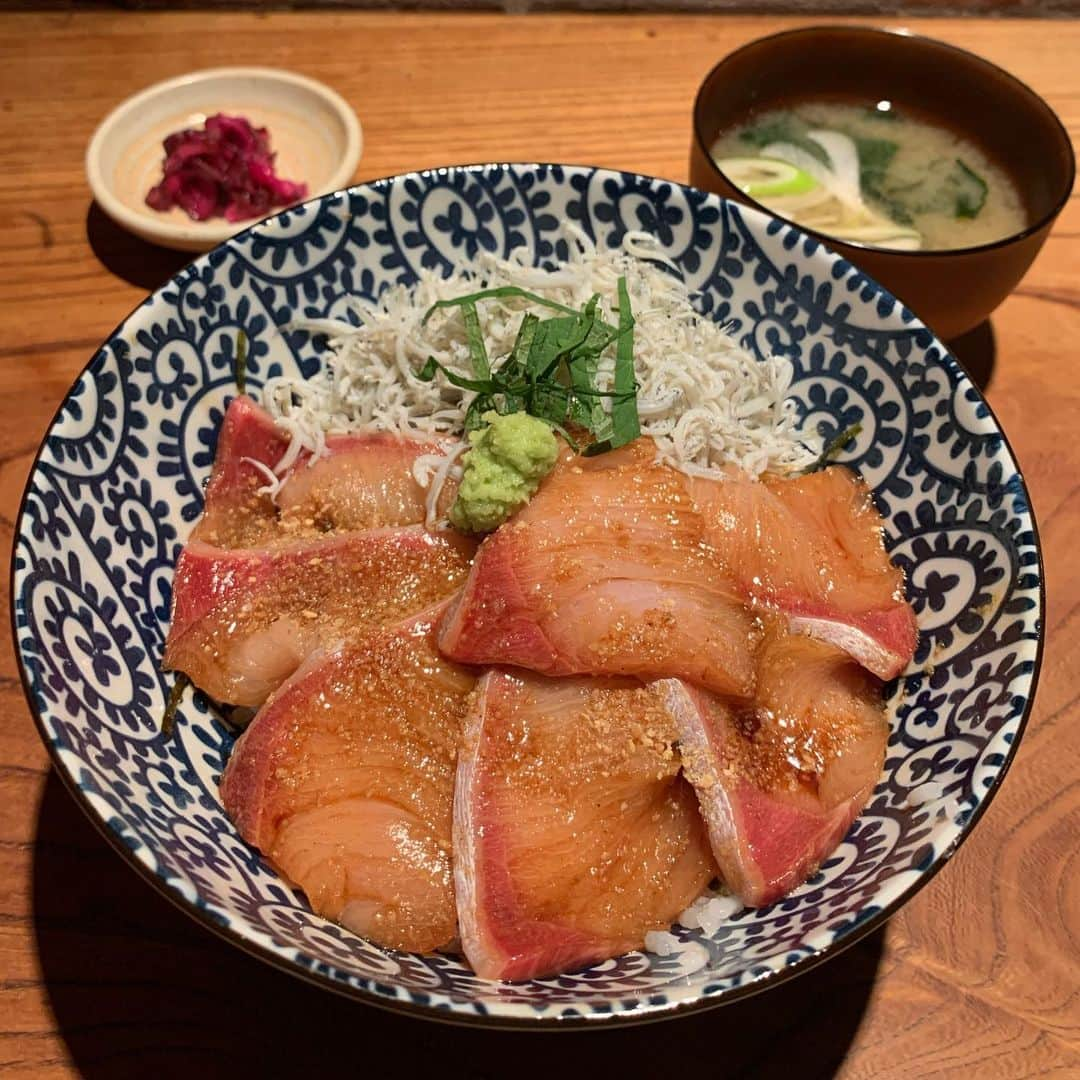 くろさんのインスタグラム写真 - (くろInstagram)「魚金の鰤丼🐟700円 #最近のお気に入りランチ #鰤丼 #新鮮で旨い #九州醤油とごま油がきいてる #魚金の鰤丼 #味噌汁漬物付 #魚金ランチ #活力魚金 #立ち呑み活力魚金 #新橋魚金 #新橋ランチ」12月11日 12時16分 - m6bmw