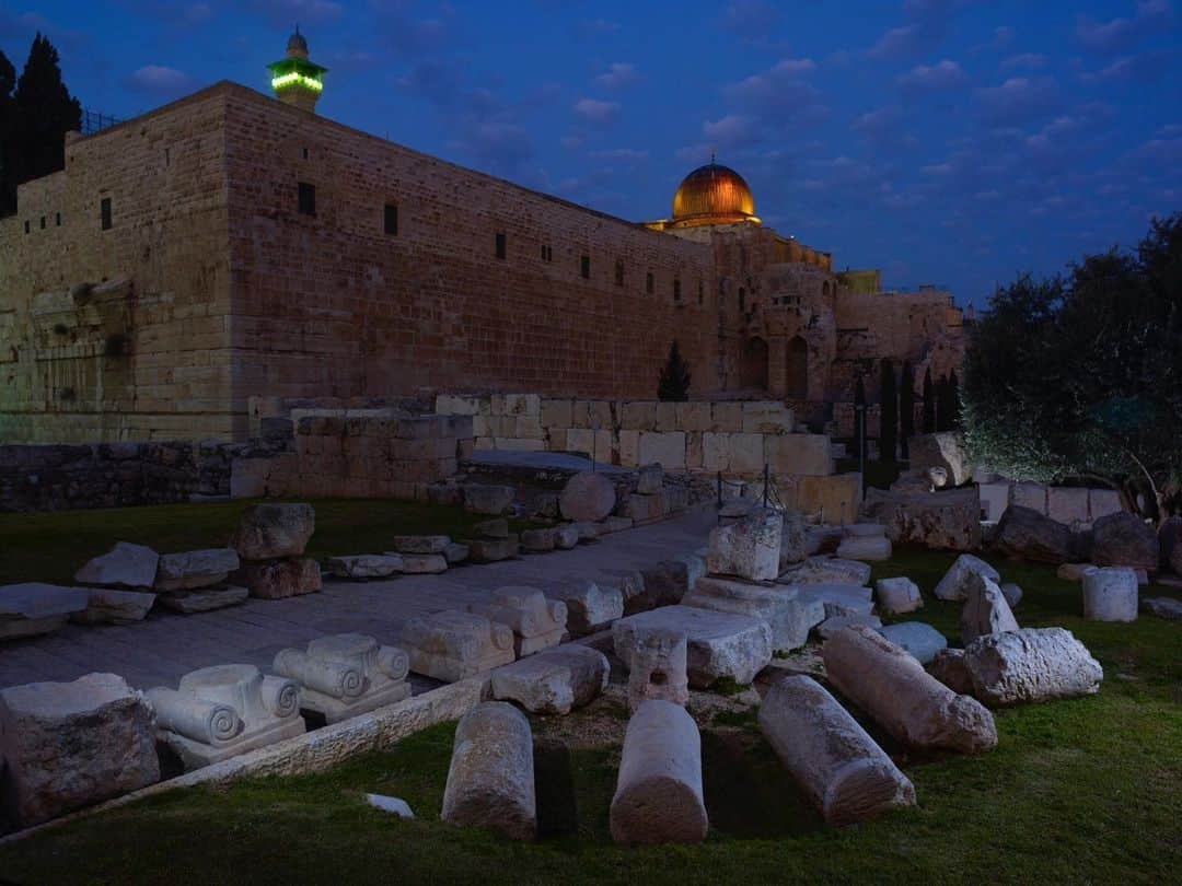 ナショナルジオグラフィックさんのインスタグラム写真 - (ナショナルジオグラフィックInstagram)「Photo by @simonnorfolkstudio I An outtake from a story about new archaeology in Jerusalem for the December issue of the magazine. Fallen columns and collapsed walls—the remains of a magnificent complex of Islamic buildings, destroyed in the earthquake of 749 C.E.—lie scattered just outside the corner of the Al Aqsa Compound in the Old City of Jerusalem. The complex was apparently constructed during the reign of the Umayyad caliph El-Walid I (705-715 C.E.) and is similar to other fortified Umayyad palaces on the fringe of the desert in historic Transjordan and Syria. But unlike those, the palace in Jerusalem–a fortified city–was not protected by towers. The Umayyad’s capital was in Damascus, but it was not realized that great importance was attached to Jerusalem, and that important religious and governmental buildings were built there. Follow @simonnorfolkstudio for updates, outtakes, unpublished and archive material. #jerusalem #archaeology #oldcityofJerusalem #AlAqsaCompound #Umayyad」12月11日 12時16分 - natgeo