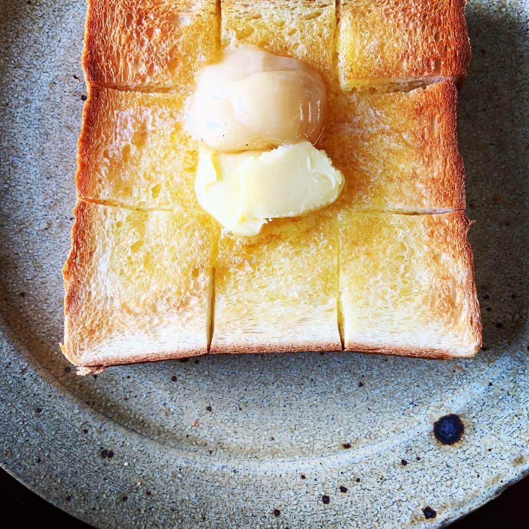 志摩有子さんのインスタグラム写真 - (志摩有子Instagram)「昨日買ってきたプレドールのエシレバター入り食パンを厚切りにしてハニートーストに。バターは最近気に入っているミルクを食べるバター。ハチミツはハワイの白いキアヴェハニー。カリッと焼けたところにジュワッと染み込んだバターがたまらない。 #ブレドール葉山  #エシレバター入り食パン  #キアヴェハニー #ミルクを食べる乳酪バター  #ハニートースト  #葉山土産」12月11日 12時13分 - ariko418