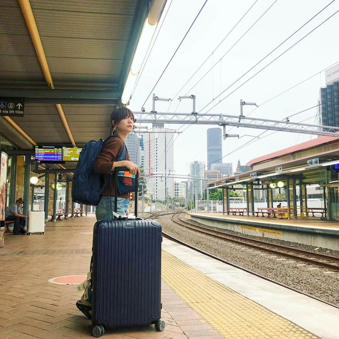 石川瑠利子さんのインスタグラム写真 - (石川瑠利子Instagram)「. . 最近寒くて乾燥する日が続きますがみなさんいかがお過ごしですか？ 私は夏を求めてオーストラリアに行ってきました✈️💕 ブリスベンのフィッシュ&チップスを食べたお店のお兄さんがサービス精神旺盛で、おすすめのビールを聞いたら全部試飲させてくれました🤣🤣 フルーティな香りがほんのりするさっぱりとしたビールを頼んで乾杯🍻✨✨ マンリービーチで食べたイタリアンも美味しかったなぁ😍❤️ . . #travel #travelgram #australia #foodsagram #旅行 #旅好き」12月11日 12時24分 - ruriko_ishikawa