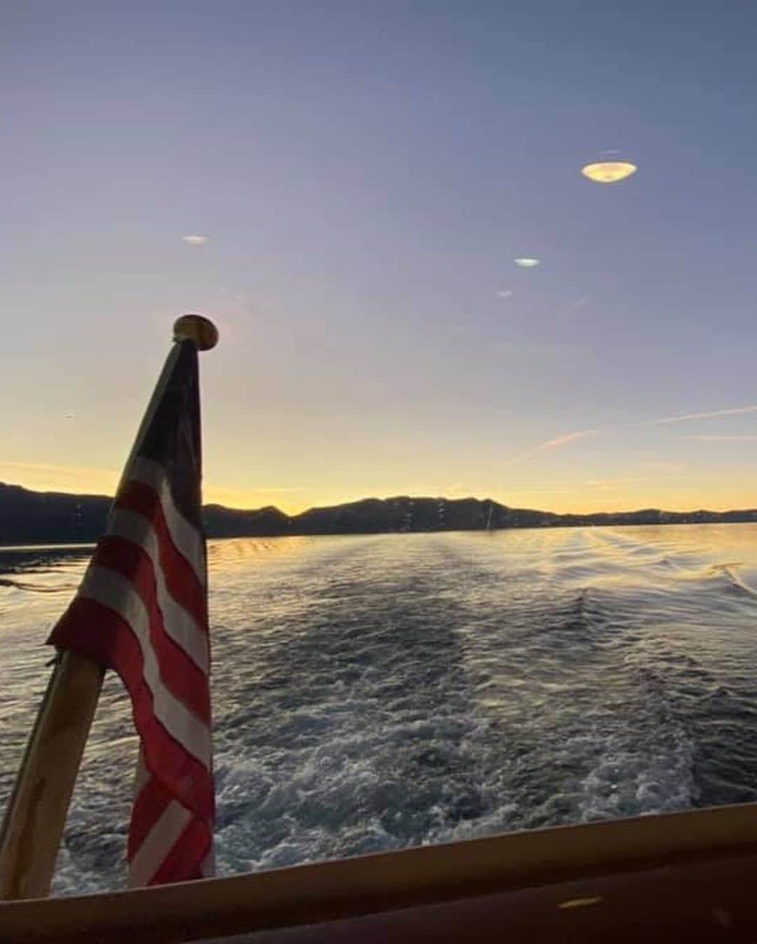 朝日放送「朝だ！生です旅サラダ」さんのインスタグラム写真 - (朝日放送「朝だ！生です旅サラダ」Instagram)「@fuhinami_official  #サンセットクルーズ ✨✨✨✨ レイクタホのサンセットは息を飲む美しさでした！！！ 船にはフリードリンクや軽食が置いてあるので、そちらも味わいながら、美しい景色をゆーったりと眺めることができました😌💕 みなさん船の中でお喋りを楽しんでいる方もいれば、ゆっくりと景色とお酒を楽しんでらっしゃる方もいて。。 #大人な時間 が流れていました😌✨ _ #夕陽 #サンセット #息をのむ美しさ #ラグジュアリー #船の旅 #豊かな時間 #タホクルーズ #Tahoe Cruises #レイクタホ  #LakeTahoe #アメリカ #カルフォルニア _ #ABCテレビ #朝日放送テレビ #朝だ生です旅サラダ #旅サラダ #旅サラダガールズ #妃海風 #タカラジェンヌ #宝塚歌劇団 #元宝塚 #海外 #旅 #travel #trip」12月11日 12時18分 - tabisalad