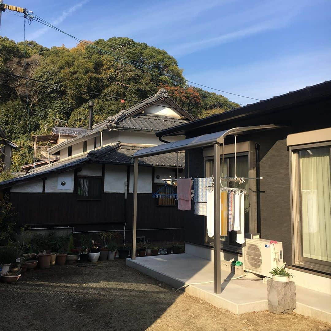 工藤まやさんのインスタグラム写真 - (工藤まやInstagram)「神社に囲まれ、かわいいお地蔵様があり、ご近所シニアはラジオ体操と天神喫茶に集う。昔ながらの密なお付き合いがある場所にマイホームを建てた親友めぐのライフスタイルを見せてもらいに2泊3日の高松旅行とあいなった。めぐ母の手料理は美味しく、夢のマイホームは平屋で身の丈に合ったくつろげること至極の城。親友5人みなの幸せも持ちよって明日の元気に繋がりそう。私もめぐみたいに気のおけないおもてなしができる家を持ちたいな。めぐおめでとうさん。ゆっこ運転ありがとう。しなのおにぎり美味しかった。みつのナビで無事帰り着きました❤️ #高松#親友旅#元祖メンバー#庶民#でもな#めぐ肉予約してない#ゆっこの運転ちと荒い#みつ道間違う#しなスジ残す」12月11日 12時20分 - mayahawaii325