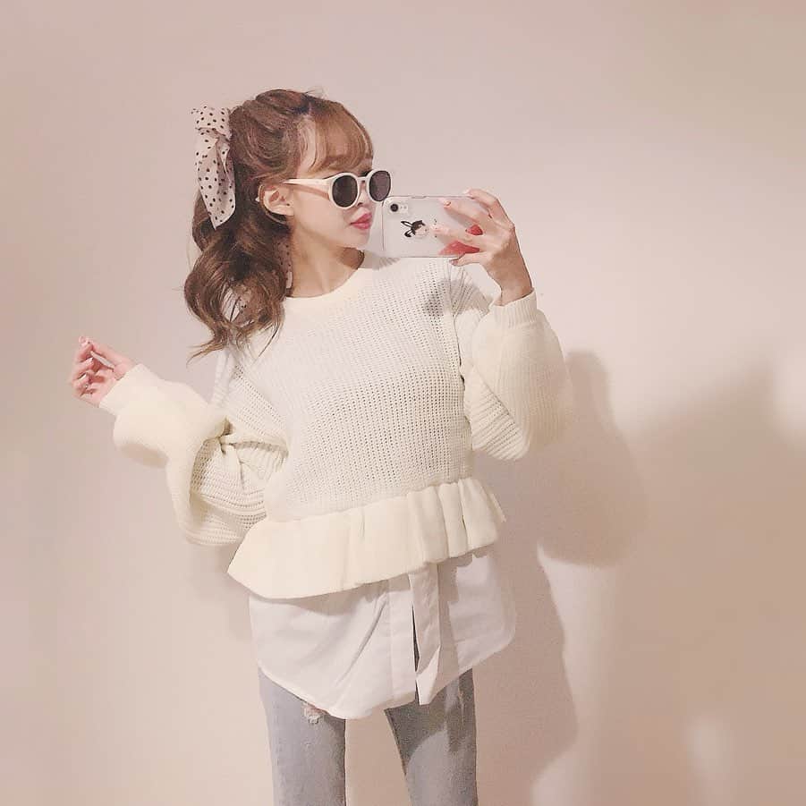 さっぴちゃんのインスタグラム：「♡. 𝑫𝑴✉️お返事 𝒔𝒘𝒊𝒑𝒆 してね⇒ . . 個人的にはこのニット、ショーパンに ニーハイブーツとかで合わせたいけど スキニーが無難というか安心👖𓂂(笑) . . シャツレイヤードだと1枚で洒落て 見えるから楽でいい😂♡ 袖がぽわん❁って広がってるのも好み⑅◡̈* . . @kobe_lettuce @queen.lupis . . ………………………………(♡)……………………………… .」