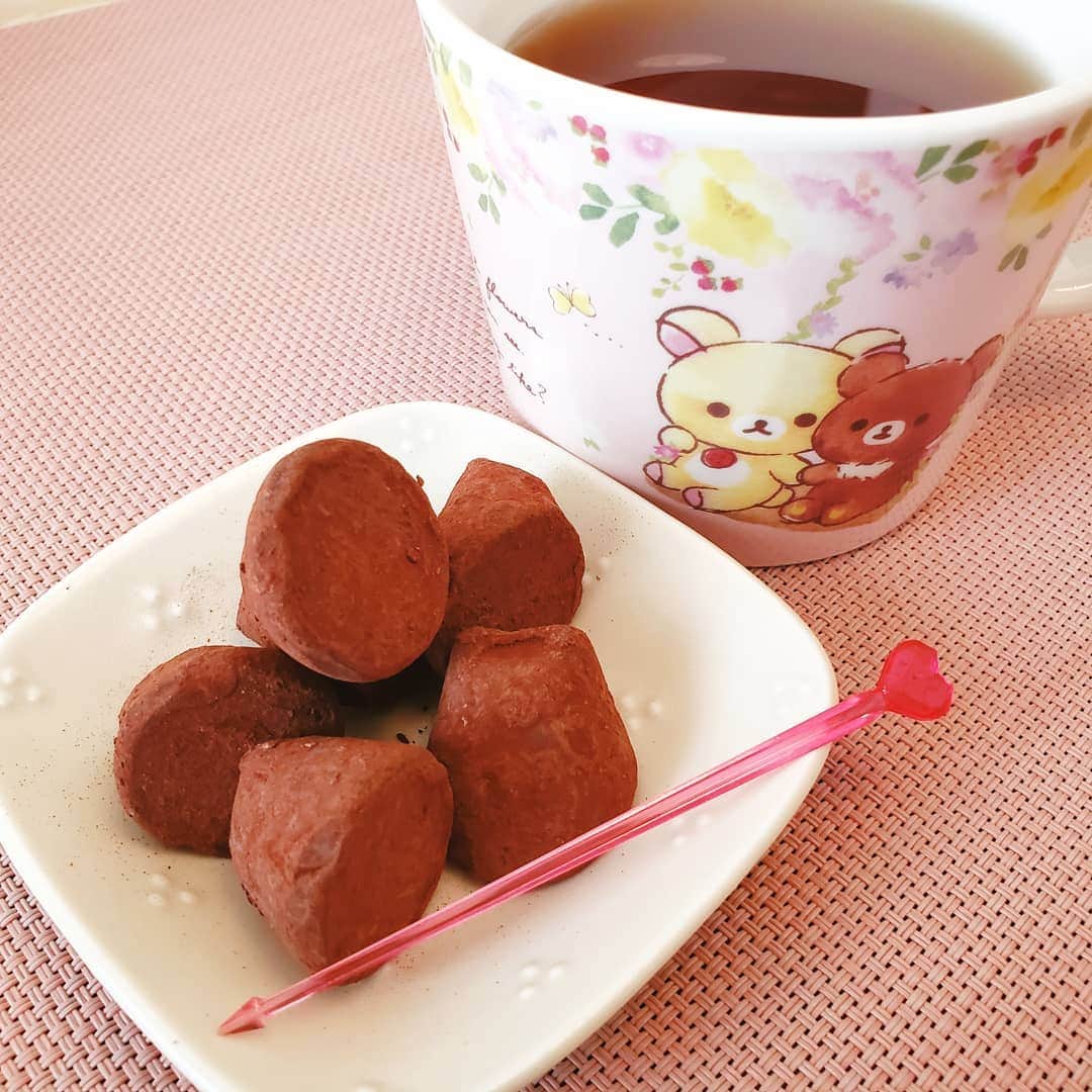 葉山いくみのインスタグラム：「冬はチョコが止まらない…助けて…🍫🍫ŧ‹"ŧ‹"(　˙༥˙　) ŧ‹"ŧ‹"🍫🍫 #おうちカフェ」