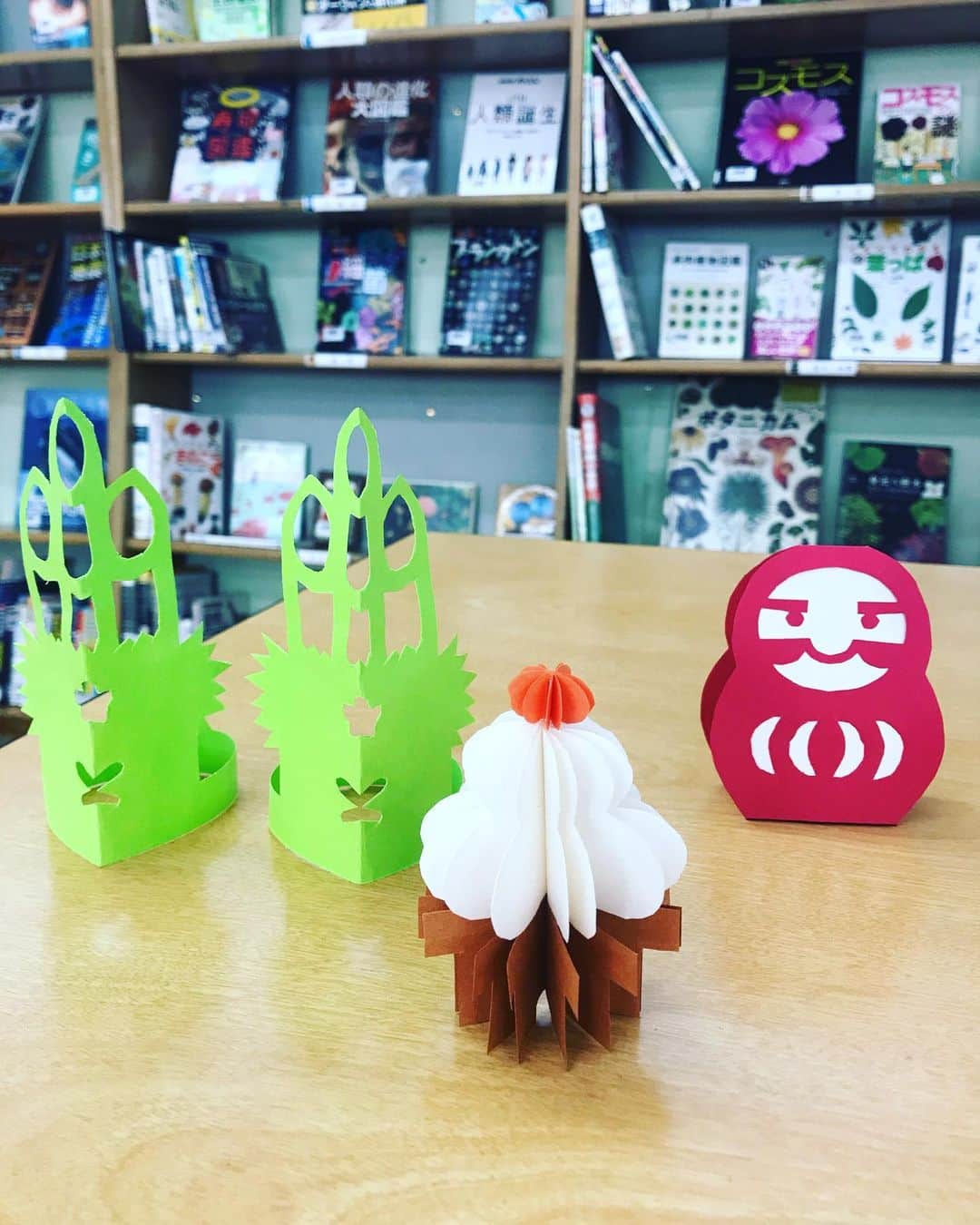 氏家恵さんのインスタグラム写真 - (氏家恵Instagram)「図書室の装飾を作りましたー #図書ボランティア #中学 #ペーパーアート」12月11日 12時37分 - ujiiemegumi