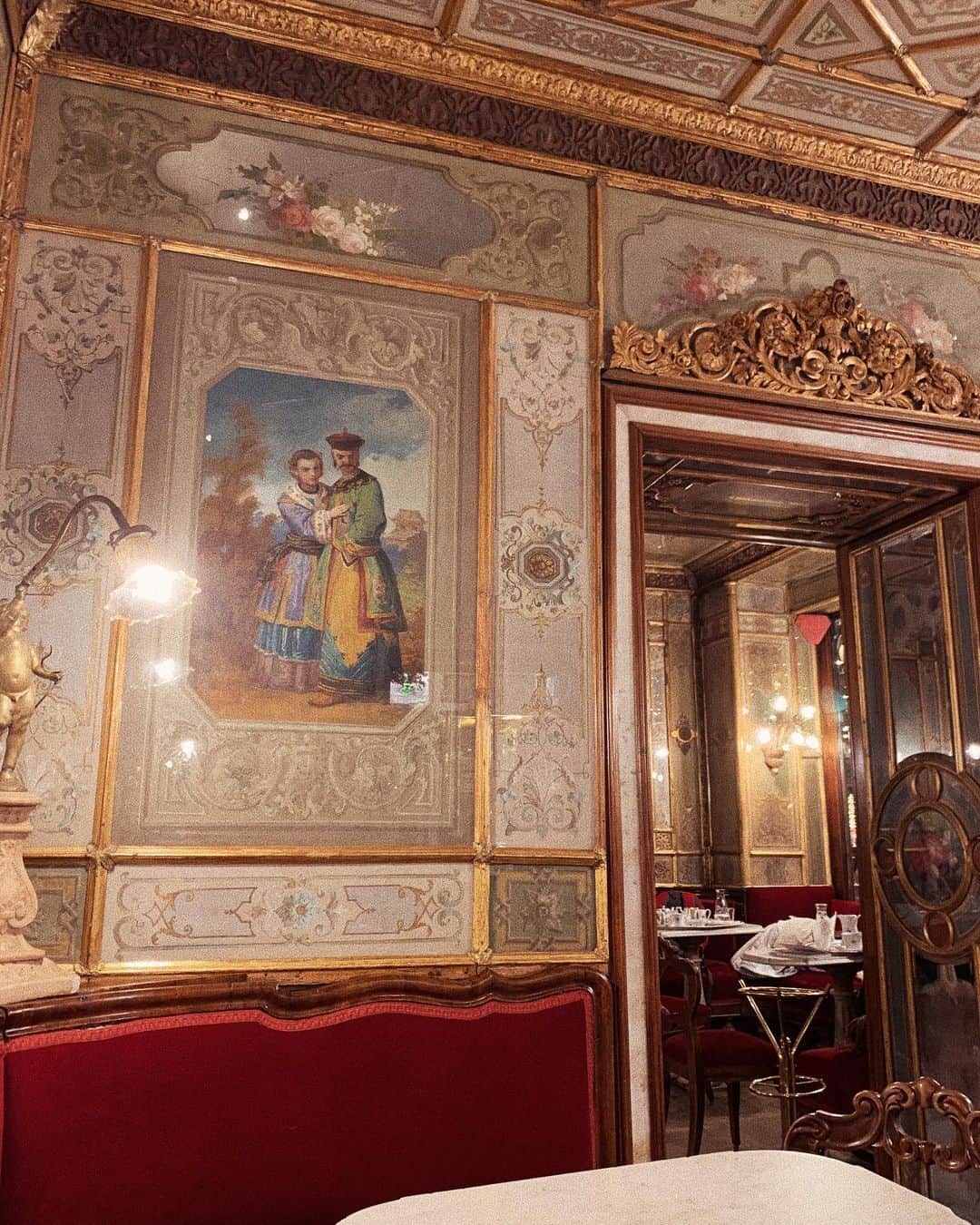 ひこ乃さんのインスタグラム写真 - (ひこ乃Instagram)「☕️世界最古のカフェ⠀ ⠀ ヴェネツィアで海の近くだから夜寒すぎてカフェを探してたら見つけた可愛いカフェが、世界最古のカフェでした☕️💃 ⠀ アンティークな雰囲気が歴史的で コーヒーも美味しかった〜！ 値段はかなりのお高めでびっくりした。笑 ⠀ #cafeflowrian#ヴェネツィア#イタリア旅行#venice#veniceitaly#venezia#veneziagram#basilicasanmarco#basilicadisantamariadellasalute#palazzoducale#piazzasanmarco#베네치아#이태리#이탈리아#이탈리아여행」12月11日 12時41分 - hikono0909