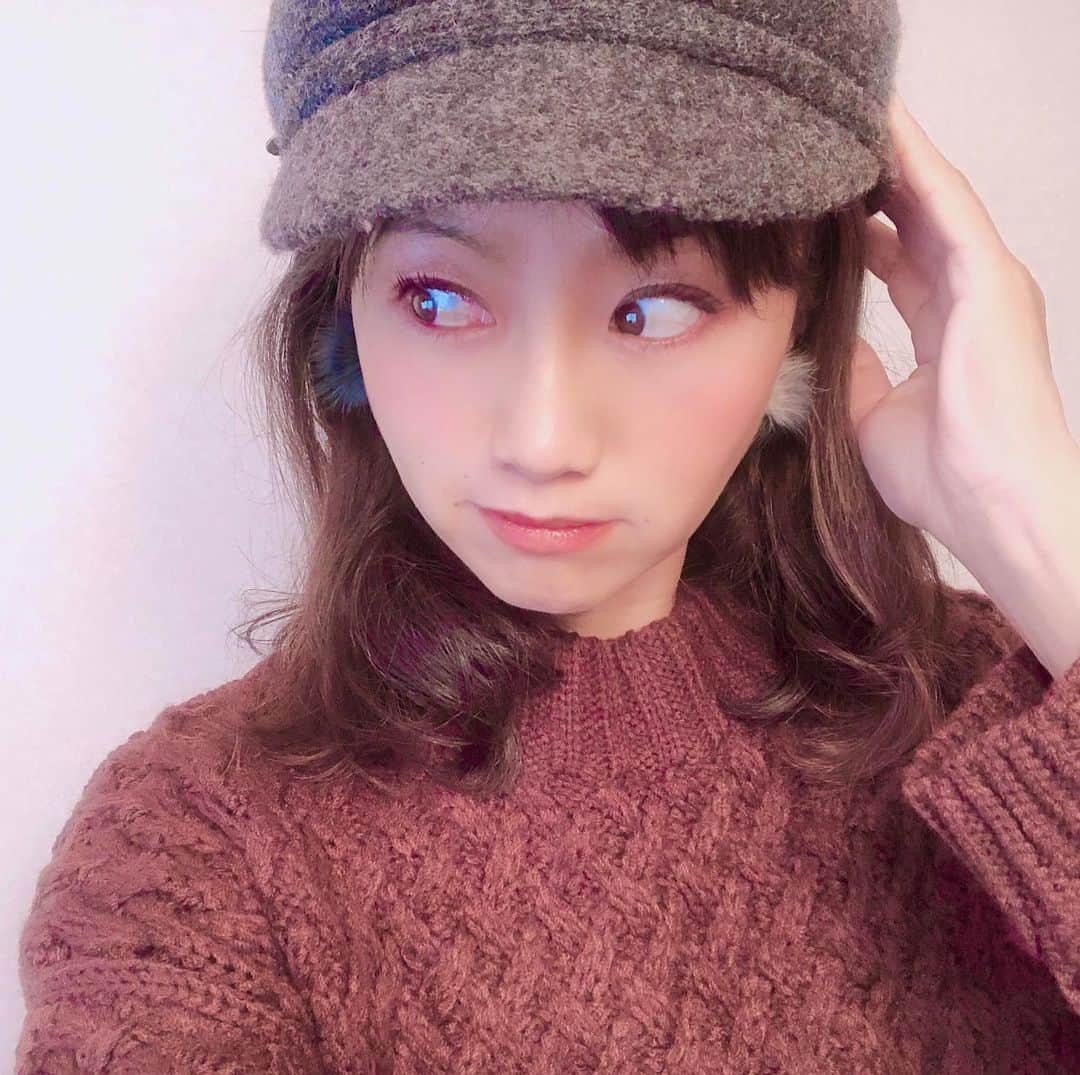 のインスタグラム：「今日は、いつもとはちょっと違ったメイクです💄 イメチェン🤗 アイシャドウとチークとリップを冬カラーに✋  メイクでだいぶ違うくなれる(気がする)ので、楽しいと思う瞬間です🥰女子な発言でしょ😎（笑）  今日も美味しいビールを楽しみに…🍺🔥 #make #イメチェン #アイシャドウ #チーク #リップ #メイク #change #コスメ #集めるの #好き #楽しい #女子 #Lady #ブラウン #セーター #今日も #もちろん #プチプラ #コーデ #💄 #💋 #✨」