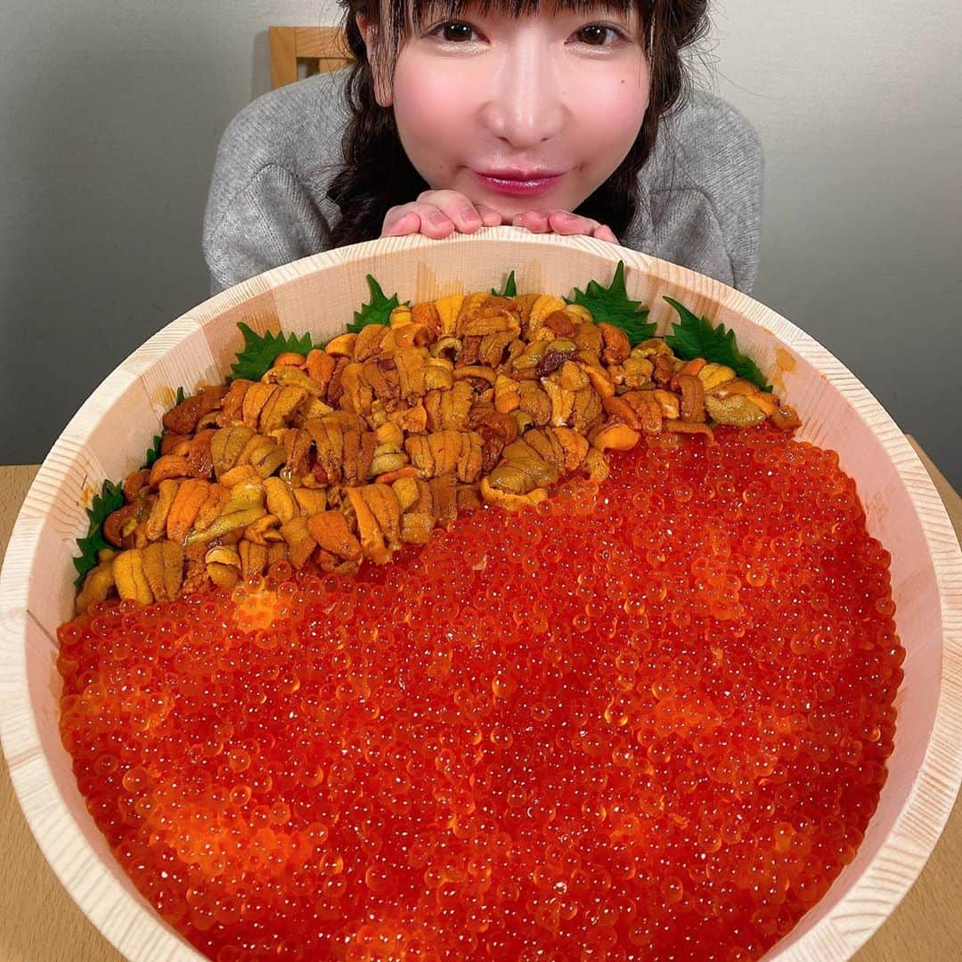 もえのあずきさんのインスタグラム写真 - (もえのあずきInstagram)「今夜6:55〜テレビ東京「ソレダメ！」さんに出演します💓  このデカ盛りうにいくら丼を食べる前後の身体の中を比較🙈💓 いろいろすごかった🙈  #ソレダメ#テレビ東京#大食い#食後のお腹 #デカ盛り#うにいくら#飯家りょう #レントゲン写真#ctスキャン#大食いの秘密」12月11日 12時45分 - moeazukitty