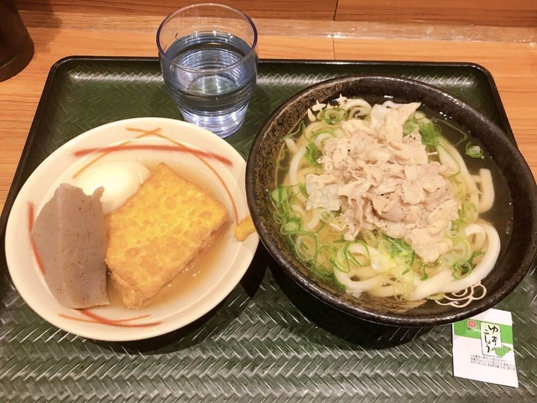 はなまるうどんのインスタグラム：「\ かけだしにピリッと #柚子胡椒 /  #塩豚ねぎうどん を食べてきました😁  もう気づけば12月ですね('◇')ゞ✨  外が寒くなるたびに、温かいうどんと温かいおでんが  身に染みます🙏🏻 #はなまるうどん #hanamaruudon」