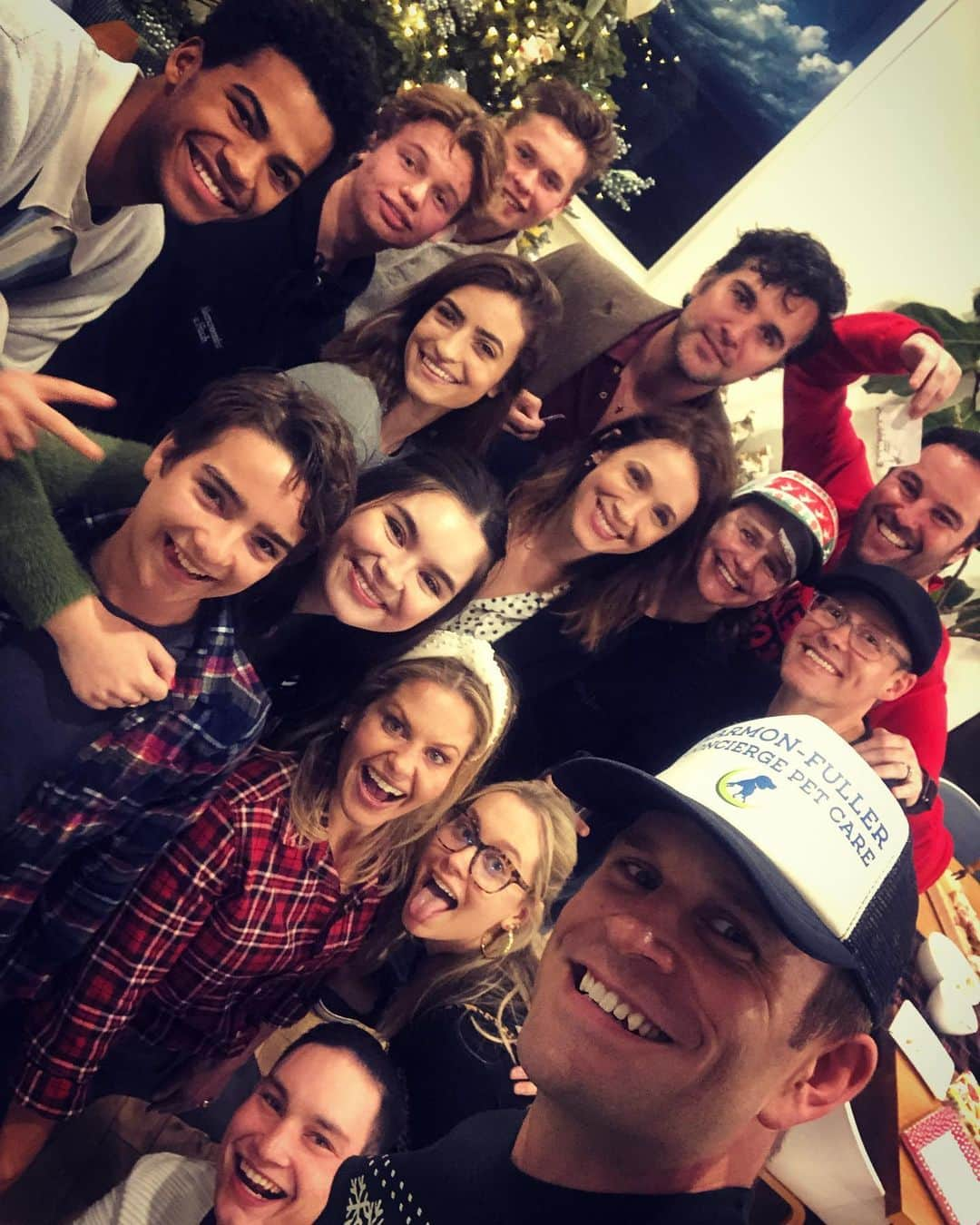 ジョン・ブラザートンさんのインスタグラム写真 - (ジョン・ブラザートンInstagram)「White elephant ornament exchange with peeps I love ❤️ Thanks for hosting Deej 🙏🤙 @fullerhouse . . . . . . I’m grateful for each and every one of them... What are you grateful for this holiday season?!? ❤️🙏❤️」12月11日 13時02分 - johnbrotherton