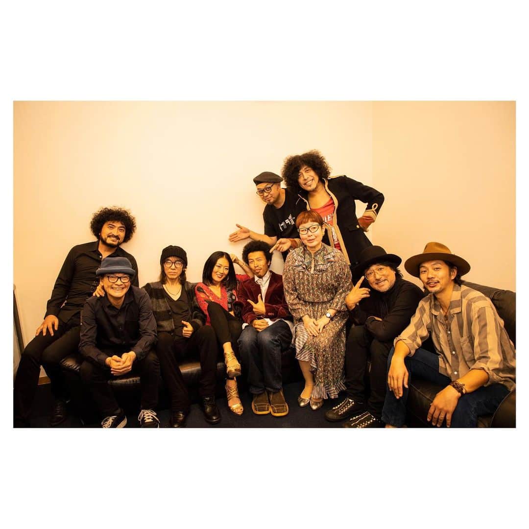 Caravanのインスタグラム：「一昨日のleyona20周年記念ライブ。  祝福の光の中  笑顔の絶えない1日となりました。  レヨナ本当におめでとう㊗️ これからもよろしく！  さてさて、  明日12/12は横浜サムズアップで  恒例の年末ワンマンです。  若干キャンセルが出たらしく  数枚チケットあるようです。  気になる方はサムズアップに問い合わせを。  12/12 Caravan LIVE EXTRA “Sweet Home忘年会”  open 18:30 / start 19:30/ ticket adv ¥5.000 (＋food,drink oder )  TEL 045-314-8705」