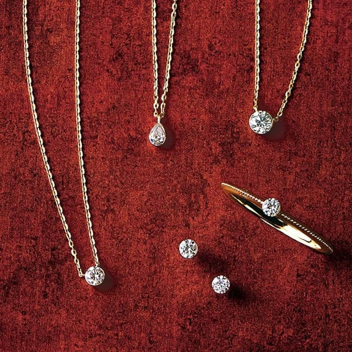 ageteさんのインスタグラム写真 - (ageteInstagram)「.﻿ 【2019 Winter Collection_SECRET diamond setting】﻿ ダイヤモンドを爪ではなく直接枠で留めているため光を遮ることなく、石のフォルムが際立つデザインに。﻿ 身に着けた時のダイヤモンドそのものの輝きや透明感を楽しめます。﻿ ﻿ #agete #ageteofficial_coordinate #jewelry #accessory #pierced #ring #necklace #diamond #winter #collection #newarrivals #アガット #ジュエリー #アクセサリー #ピアス #リング #ネックレス #ダイヤモンド #冬 #コレクション #新作 #ギフト #プレゼント #ご褒美」12月11日 13時18分 - agete_official