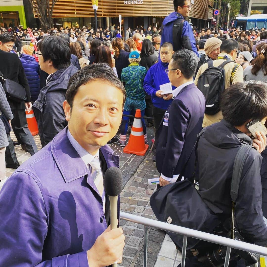 倉橋友和さんのインスタグラム写真 - (倉橋友和Instagram)「たった今、東京で行われていた#ラグビー日本代表 のパレードを取材していました🏉名古屋出身の#姫野和樹 選手をはじめ#桜の戦士 たちが、沿道に詰めかけたファンに手を振ってくれました！選手とファンが、感謝の気持ちで#oneteam になれた幸せの瞬間は、この後の#メーテレ #アップ でお伝えします。ちなみに道中の新幹線からは、今日をお祝いするかのように美しい#富士山 を拝めました🗻 #メーテレアップ #アップは午後3時46分から #アップの特集は午後6時15分から #アナウンサー #鈴木しおり #星恭博 #石神愛子 #倉橋友和 #伊豆蔵将太 #濱田隼 #気象予報士 #山田修作 #修作さん #冨永幸」12月11日 13時10分 - nbn_kurahashi