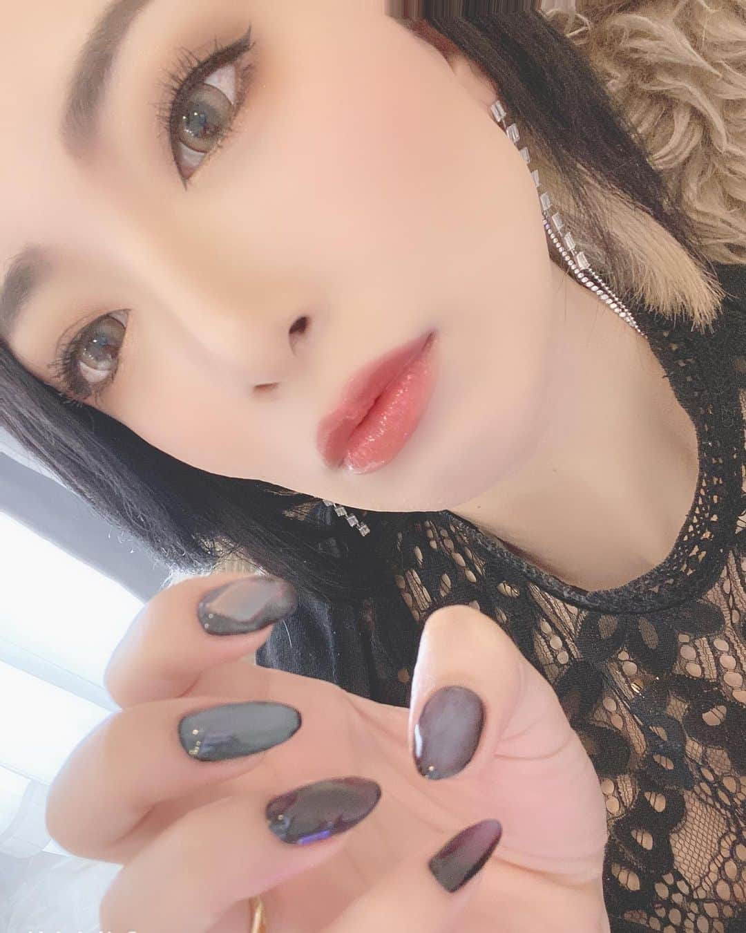 雅まことさんのインスタグラム写真 - (雅まことInstagram)「ネイル💅変えた。 さすがさやかちゃん。 @ravinail  あなた天才。 ファンです。🧚🏻‍♀️✨✨ . . . #キャバ #キャバ嬢 #キャバクラ #キャバ #北新地 #club #caprice #クラブ #カプリス  #ホステス #シャンパン #美女 #美人 #黒髪  #自撮り女子 #いいね #ニュークラブ #新地  #cool #valentino #instagood #follow  #followme #instalike #happy #fun  #nail #綺麗 #beautiful #cute」12月11日 13時34分 - yuu_makoto_