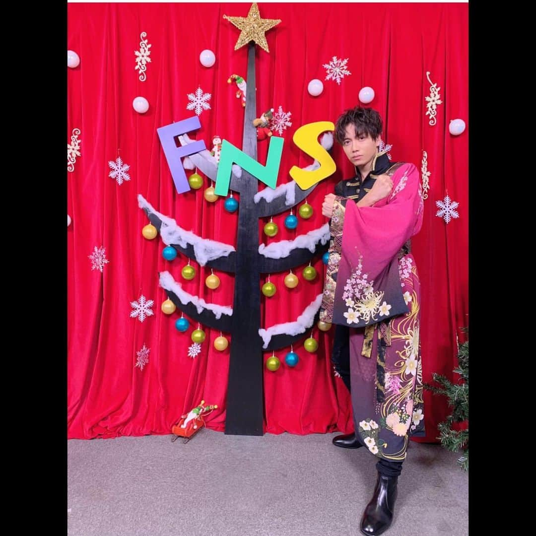 山崎育三郎さんのインスタグラム写真 - (山崎育三郎Instagram)「2週連続FNS歌謡祭  今年も忘れられない時間となりました。  数年前テレビ出始めた頃は考えられなかったミュージカルコーナー。  こんな時代がくるなんて、、、感動しています。  2週にわたり沢山取り上げて頂き本当に感謝です。 「 #世界に一つだけの花 」 「 #オペラ座の怪人 」 「 #お祭りマンボ 」 「 #見上げてごらん夜の星を 」  幸せでした。  #ジャニーズWEST のみんなとも記念撮影。  本当にありがとうございました！！！ #FNS歌謡祭  #濱田めぐみ #城田優 #木下晴香 #中川晃教 #伊礼彼方  #海宝直人 === ‪🎪2020年1月・2月全国ツアー開催🎪‬ ‪LIVE TOUR 2020 MIRROR BALL‬ ‪#大阪 #フェスティバルホール  #広島JMSアステールプラザ ‪#福岡‬ #久留米シティプラザザグランドホール ‪#愛知県芸術劇場 ‪#新潟‬ #上越文化会館 ‪#石川‬ #本多の森ホール #TOKYODOMECITYHALL #全10公演」12月12日 0時30分 - ikusaburo_yamazaki