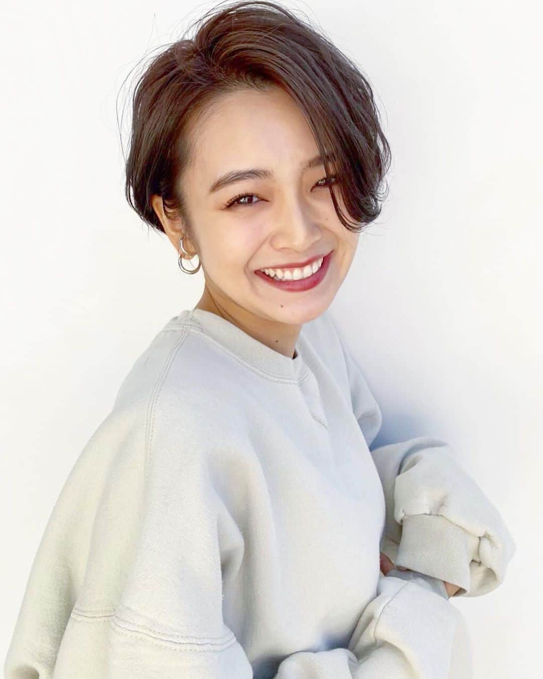 富久美玲のインスタグラム：「_ . 今回は暗めにラベンダーグレー！！！ 良き色、良き髪型にして頂きんか＼(^o^)／ . #ヘアメンテナンス#ベリーショート#ハンサムショート#刈り上げ#ラベンダーグレー#アプリエ#ヘアカラー」