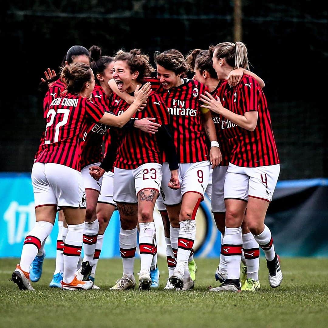 ACミランさんのインスタグラム写真 - (ACミランInstagram)「#InterMilan: 0⃣-3️⃣ #CoppaItaliaFemminile ❤️🖤 More of this, girls 👊🏻 And we’re still in the first 45’ ⌛ #FollowTheRossonere #SempreMilan」12月11日 23時00分 - acmilan