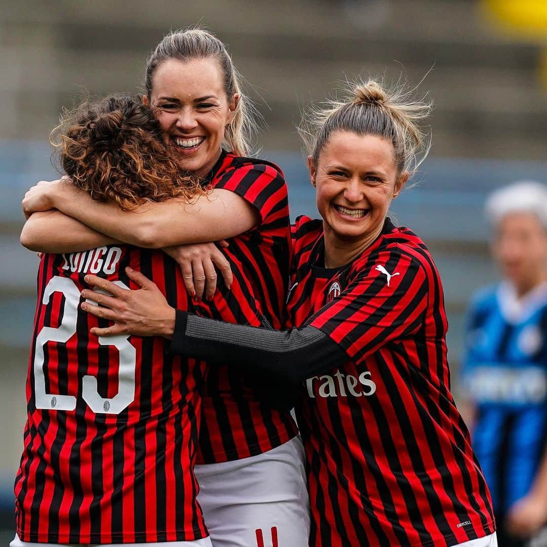 ACミランさんのインスタグラム写真 - (ACミランInstagram)「#InterMilan: 0⃣-3️⃣ #CoppaItaliaFemminile ❤️🖤 More of this, girls 👊🏻 And we’re still in the first 45’ ⌛ #FollowTheRossonere #SempreMilan」12月11日 23時00分 - acmilan