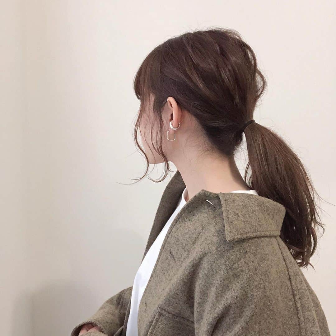 かほこ。さんのインスタグラム写真 - (かほこ。Instagram)「ㅤㅤㅤㅤㅤㅤㅤㅤㅤㅤㅤㅤㅤ ㅤㅤㅤㅤㅤㅤㅤㅤㅤㅤㅤㅤㅤ 高梨さん（ @takanashi_game ）が 顔まわりの毛を切ってくれたおかげで 後れ毛がいい感じになったぞ ㅤㅤㅤㅤㅤㅤㅤㅤㅤㅤㅤㅤㅤ 時間がなくて、ポニーテールしてから 髪の毛巻いたらやっぱりだめだったね ちゃんと巻いてから結ぼう。 ㅤㅤㅤㅤㅤㅤㅤㅤㅤㅤㅤㅤㅤ あとゴムを隠したりせずに そのままの感じが好きだったりします。 これはわたしだけなのだろうか。 髪の毛巻いてゴム隠すのも ヘアアクセサリー付けるのも 持ってるけど、やったりするけど、 少し苦手です。 ㅤㅤㅤㅤㅤㅤㅤㅤㅤㅤㅤㅤㅤ #ポニーテール #kaho_hair_make」12月11日 23時01分 - xxokohakxx