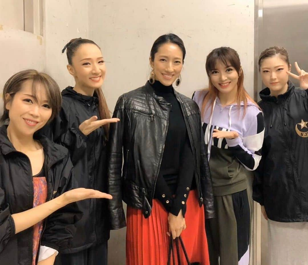 蓮城まことさんのインスタグラム写真 - (蓮城まことInstagram)「👘 劇団朱雀復活公演 東京公演残り４日となりました！ 毎日毎公演すごく楽しくて、 終わるのが寂しいです😭 ラストまで思いっきり楽しみます😊 先日、水さん、よっしー、まきちゃん、るなが 見に来て下さいました😍 めちゃくちゃ嬉しかった✨✨ そして、ご観劇の皆様にいつもパワーを頂いています、 本当にいつもありがとうございます☺️ 皆さんの顔が本当に素敵な笑顔で こちらが幸せになります🥰 15日までよろしくお願いします🕺 #劇団朱雀 #復活公演 #東京公演 #残り4日 #水夏希 さん #元雪組トップスター #師匠 #沢希理寿 #姫咲ひなの #89期 #和城るな #元雪組 #皆様 #元気をありがとう」12月11日 23時11分 - makotorenjo_king_official