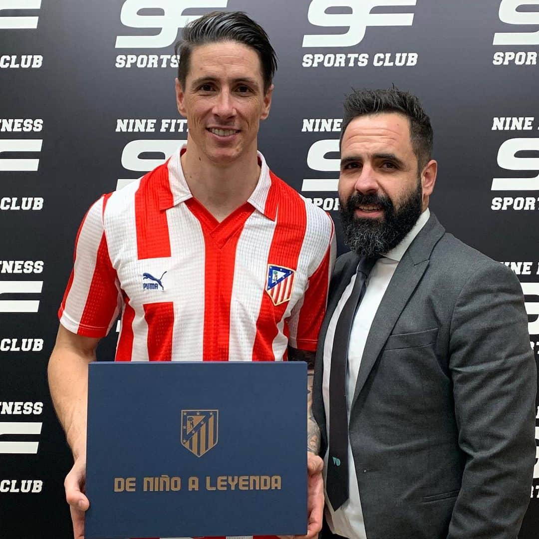 フェルナンド・トーレスのインスタグラム：「Regalo lleno de sentimientos de parte de @atmcollect1903 . El 9 del @atleticodemadrid . Muchas gracias 🔴⚪️🔴⚪️🔴 #forzaatleti」