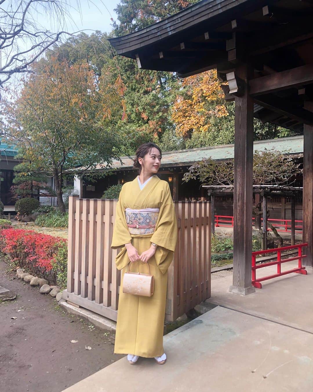 近藤千尋のインスタグラム：「今日はお宮参りで家族大集合👶✨ 岡山と愛知から両親も来てくれて…🚄 お天気にも恵まれて 素敵な1日になりました🌞 12月と思えないくらいあたたかくて 長女は大騒ぎでした。笑🙂🙏 両親がいてくれて本当に助かった、、笑🕺🕺 着物は途中で着崩れまくりでしたが…😂 良い写真がたくさん撮れて 素敵な思い出ができたね❣️☺️ たまひよ写真館さんで撮影しました😘  髪型は3人ともいつもの @log_kenjikarasawa  にお任せ🥺 ありがとうっ☺️☺️ たまごクラブの密着をして頂いたので また発売日お知らせします📸  #次女の行事なのに #長女の存在感 #永遠に走ってる #ほぼ長女の写真のデータフォルダ #たまひよ写真館  #たまひよスタジオ」