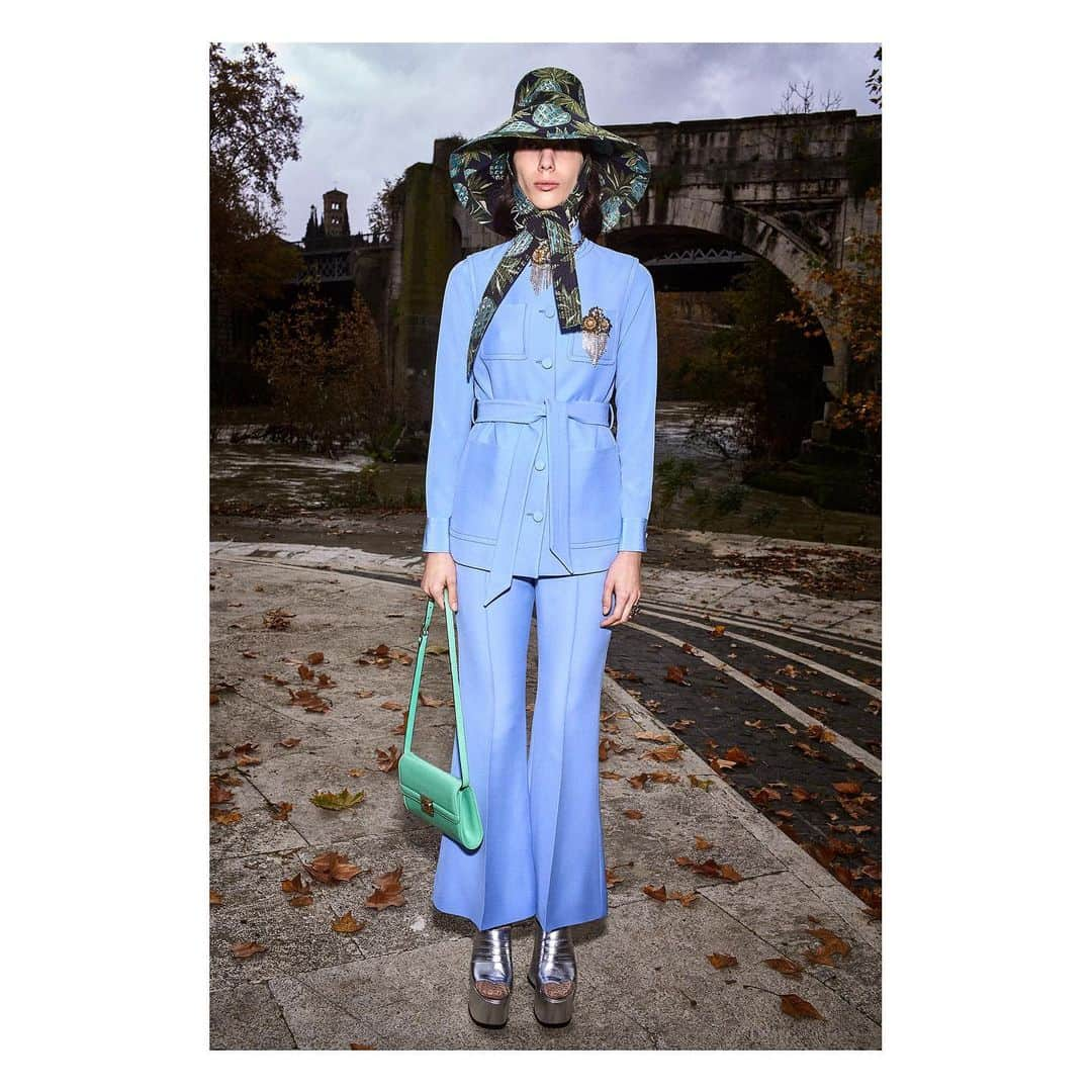 グッチさんのインスタグラム写真 - (グッチInstagram)「Clear shapes and sharp monochrome tailoring define looks from the #GucciPreFall20 collection designed by @alessandro_michele—captured by @bruce_gilden for the new lookbook. Discover more through link in bio. #AlessandroMichele」12月11日 23時09分 - gucci