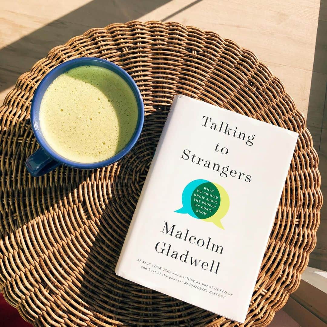 Nicole Mejiaのインスタグラム：「I love my mornings.😌🍵 Grateful for good reads and warm liquids.  Matcha contains an amino acid called L-Theanine that has been shown to calm anxiety by stimulating the production of GABA, which has a relaxing effect. So by swapping out one of your coffee beverages with matcha each day, you get a caffeine kick that’s also jitters and crash-free; not to mention loaded with antioxidants.👌🏽 Has anyone read “Talking to Strangers”? 🗣」