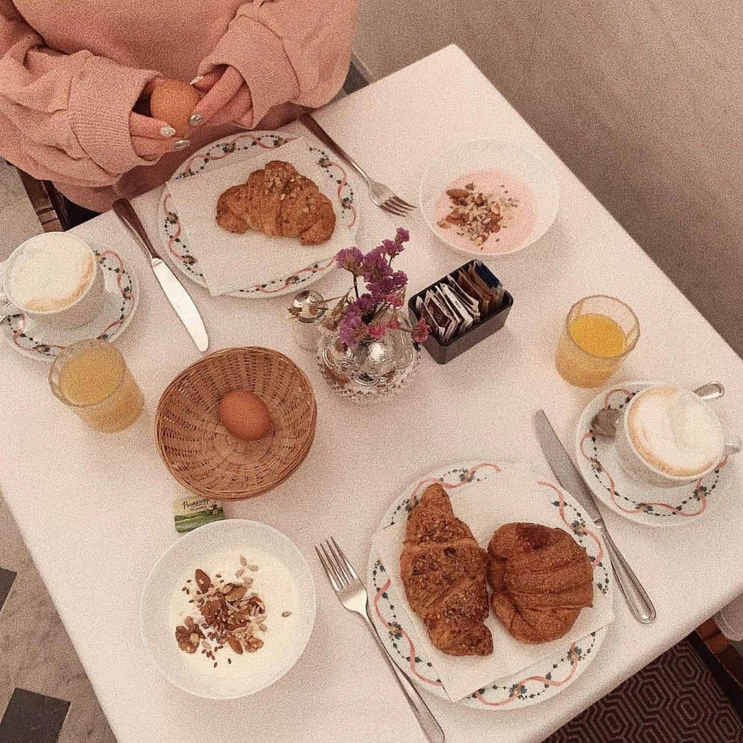 ひこ乃さんのインスタグラム写真 - (ひこ乃Instagram)「🍽フィレンツェホテル🏨⠀ ⠀ カフェみたいな朝食会場❤︎ 卵食べようとしてるところ。笑⠀ ⠀ このホテルは安いのに清潔だし、なによりも朝食の時に カプチーノ？となぜかカプチーノをゴリ押しで勧めて くれるお姉さんがいて、フワッフワの泡で美味しい カプチーノを作ってくれるの。 ホテルにあるマシンのコーヒーは美味しくないから🥵 と言って振る舞ってくれる！ まだ飲み途中でもカプチーノ？ とまた聞いてくれる。。☕️！ 明るくてこっちまで元気になっちゃう明るさ✨ おかげで毎日の朝を気持ちよく過ごせました❤︎ ありがとう。。❤︎ また泊まりたいホテルの一つになりました𓂃  #フィレンツェ#イタリアホテル#firenze#firenze🇮🇹#firenzetoday#firenzegram#hotelmalaspina#피렌체#피렌체여행」12月11日 23時10分 - hikono0909