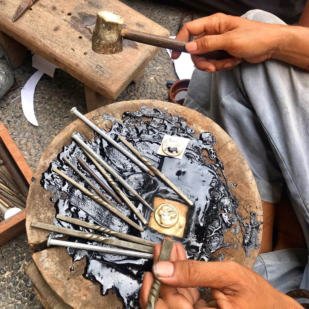 のインスタグラム：「#passionforwhatyouloveiscontagious Understanding the process behind each piece we create and learning drom Masters in their field is not only captivating and fascinating but rather seeing their life's work and passion for their art is contagious, inspiring and insanely motivating. ⠀⠀⠀⠀⠀⠀⠀⠀⠀ Captured today in action, Master goldsmith Komang shows us the process behind GAJAH coin "tatah" technique aka #repousse (See highlights for the whole process)  As Komang and I said to each other, "this is only the start, let's collaborate and go a little crazy!." I shook his hand with a big grin and said Sampai Jumpa, bagus. "See you soon, good and cool!" 2020 I am excited!  T  #passion #theartofslow ⠀⠀⠀⠀⠀⠀⠀⠀⠀ A collection created for @lovebrandclub @rebeccamannersbespoke to preserve craftsmanship,  conserve the asian elephant and celebrate the art of slow, artisanal luxury.  For more info contact us directly thestudio@bexrox.com ⠀⠀⠀⠀⠀⠀⠀⠀⠀ #TRUSTTHEPROCESS #lbxrmbespokegajah  #artisanmade #masterofcraft #ancientcoins #ancienttechniques #ethicaljewellery」