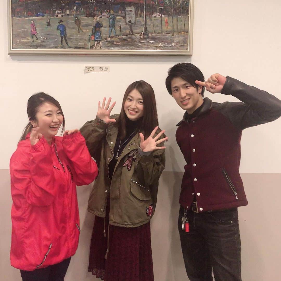 北川楓夏さんのインスタグラム写真 - (北川楓夏Instagram)「プロレスリングNOAH秋田大会 観てきました〜🦹🏼‍♀️ . きっかけはエフエム秋田に告知できてくれていた清宮海斗選手を拝見したこと！👀 (@noah_kiyomiya ) (その神対応に北川おばさんは大興奮でした🤭←) . プロレス生観戦は4回目かな。 最初は痛そうなのかわいそうで観てられなかったけど、最近は楽しめるようになってきてます！🤙 . NOAH初参戦でしたが、 めちゃくちゃ！楽しかった！！ . 新日はミュージカルだけど NOAHはサーカス🎪 (例えがヘタクソですみません😂) NOAHは技をたっくさん披露してくれるのと 笑いの芸が細かいっ！👏 場外での選手同士のやりとりも面白い！🤣 . 新日もNOAHもまた違ってまたいいなぁ☺️💓 . 自分も筋トレするようになってから 選手の筋肉をみるのもすごく好き！ この身体になるために、 なんのトレーニング何回、どのくらいの重さでやったんだろう…とか選手の日々の努力を想像するとむちゃくちゃ応援したくなる😳✨ . 中嶋勝彦選手もよかったなぁ〜 不知火の丸藤正道選手もやっと本物見れました👀 いつもイベントで不知火カレーは紹介していましたが🍛 . 椎名裕真くんと一緒に観てたんですけど 隣で解説してくれるのですごくわかりやすかった！👌 . 帰り際出店できていたmonocreate  おにぎり屋さんとチーム同い年でぱしゃり📸 ちっこ、おにぎりもありがとね🍙 (何気に裕真くんとはえんじ色被っててカップルコーデになってたw) . いやぁ、いいストレス発散になった！💡 また観に行こ♪ . #akita #プロレス #プロレスリングノア #NOAH #清宮海斗 選手 #中嶋勝彦 選手 #丸藤正道 選手 #不知火カレー #椎名裕真 くん @yuma_shiina  #monocreate #おにぎり #からあげ #マイメン」12月11日 23時21分 - fuka.kitagawa