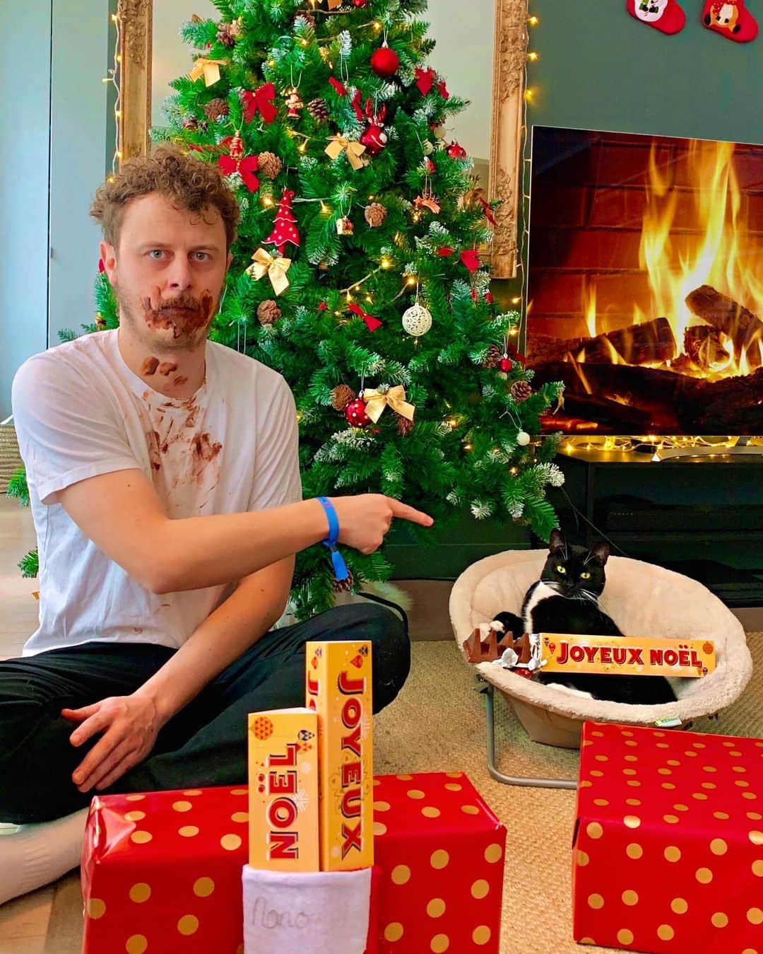 Norman Thavaudさんのインスタグラム写真 - (Norman ThavaudInstagram)「Qui a mangé le Toblerone de Noël ? 🤷🏼‍♂️ #toblerone #ad」12月11日 23時32分 - normanthavaud