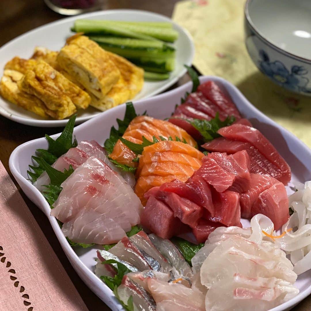 朋未のインスタグラム：「昔から、家族の御馳走と言えば 手巻き寿司でした🍣  お母さんの赤出汁美味しかった。 お店のみたい！😂 #手巻き寿司パーティー #寿司🍣  #sushilovers #sushitime🍣  #刺身」