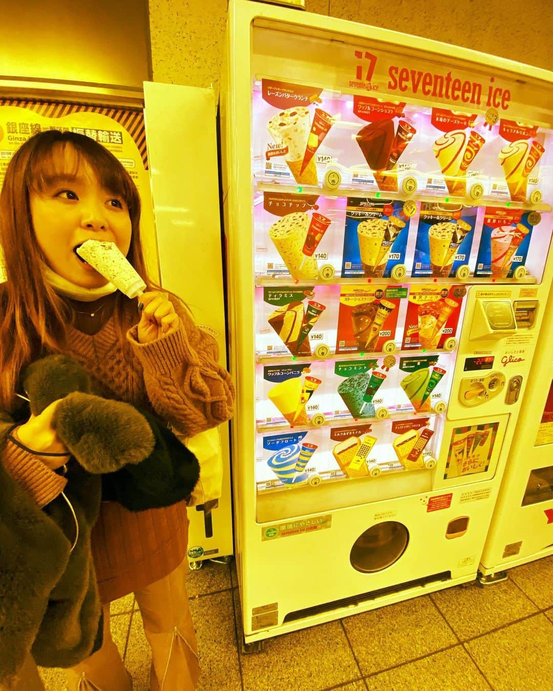 小春のインスタグラム：「これに会ったら毎回買う 寒くても美味しいね  #姉カメラ」