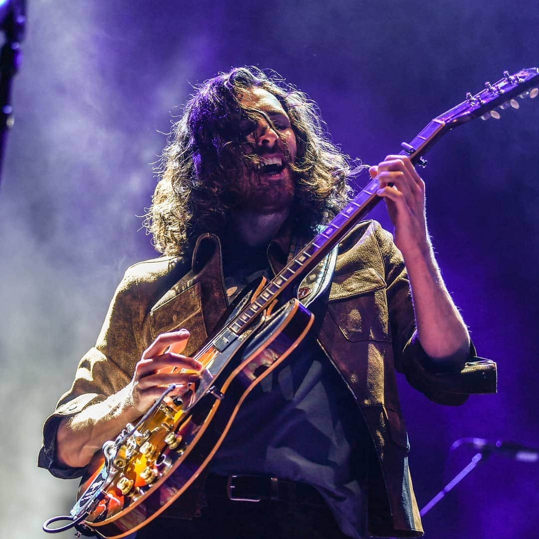 ホージアさんのインスタグラム写真 - (ホージアInstagram)「It’s a very good feeling to be home. Thank you for joining me in the @3arenadublin last night it was a joy playing these songs to you. See you tonight! 🖤 📸@ruthlessimagery」12月11日 23時44分 - hozier