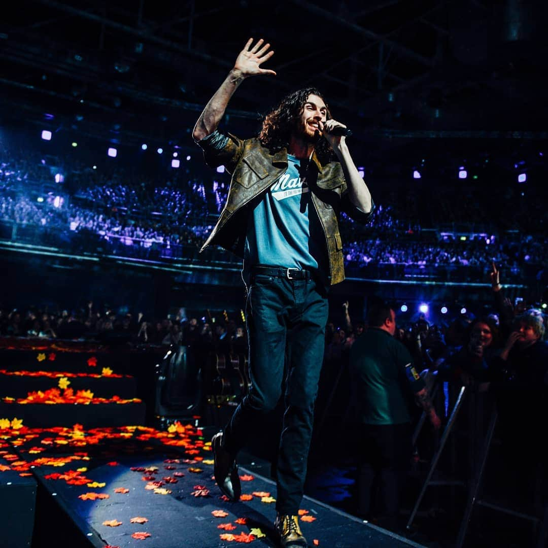 ホージアさんのインスタグラム写真 - (ホージアInstagram)「It’s a very good feeling to be home. Thank you for joining me in the @3arenadublin last night it was a joy playing these songs to you. See you tonight! 🖤 📸@ruthlessimagery」12月11日 23時44分 - hozier