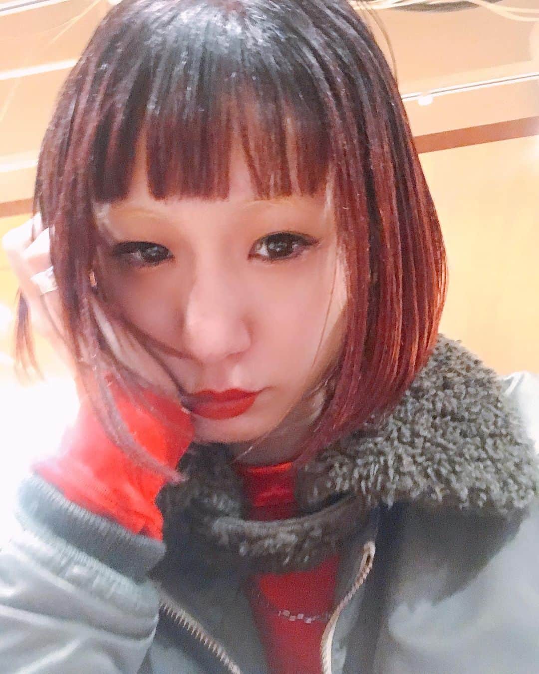 Manitasのインスタグラム：「年内最後の髪の毛のメンテナンス〜 オレンジ赤茶みたいなカラーを注入してもらてここ最近一番お気に入り❤️ @hope__hair の谷口くん。 今年一年ありがとう〜〜〜！ 思った通りのカラーすぎて最高です。 オン眉復活もアッパレ！」