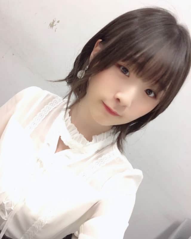 南端まいなのインスタグラム：「今日はメイクさんに大人っぽくしてもらいました✌️ 今日も1日お疲れ様でした。 おやすみなさい〜」